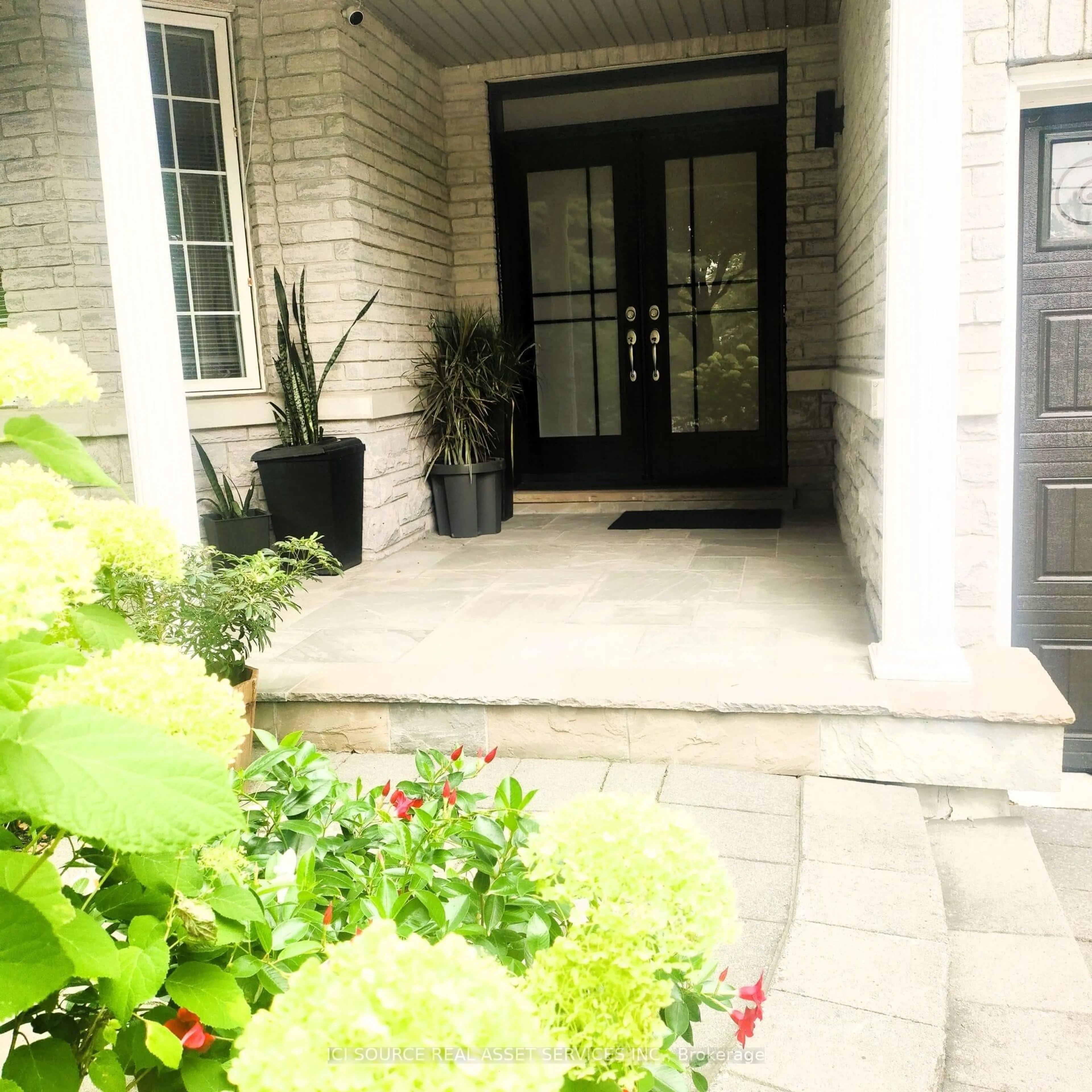 Indoor entryway for 48 Brimwood Cres, Richmond Hill Ontario L4B 4B6