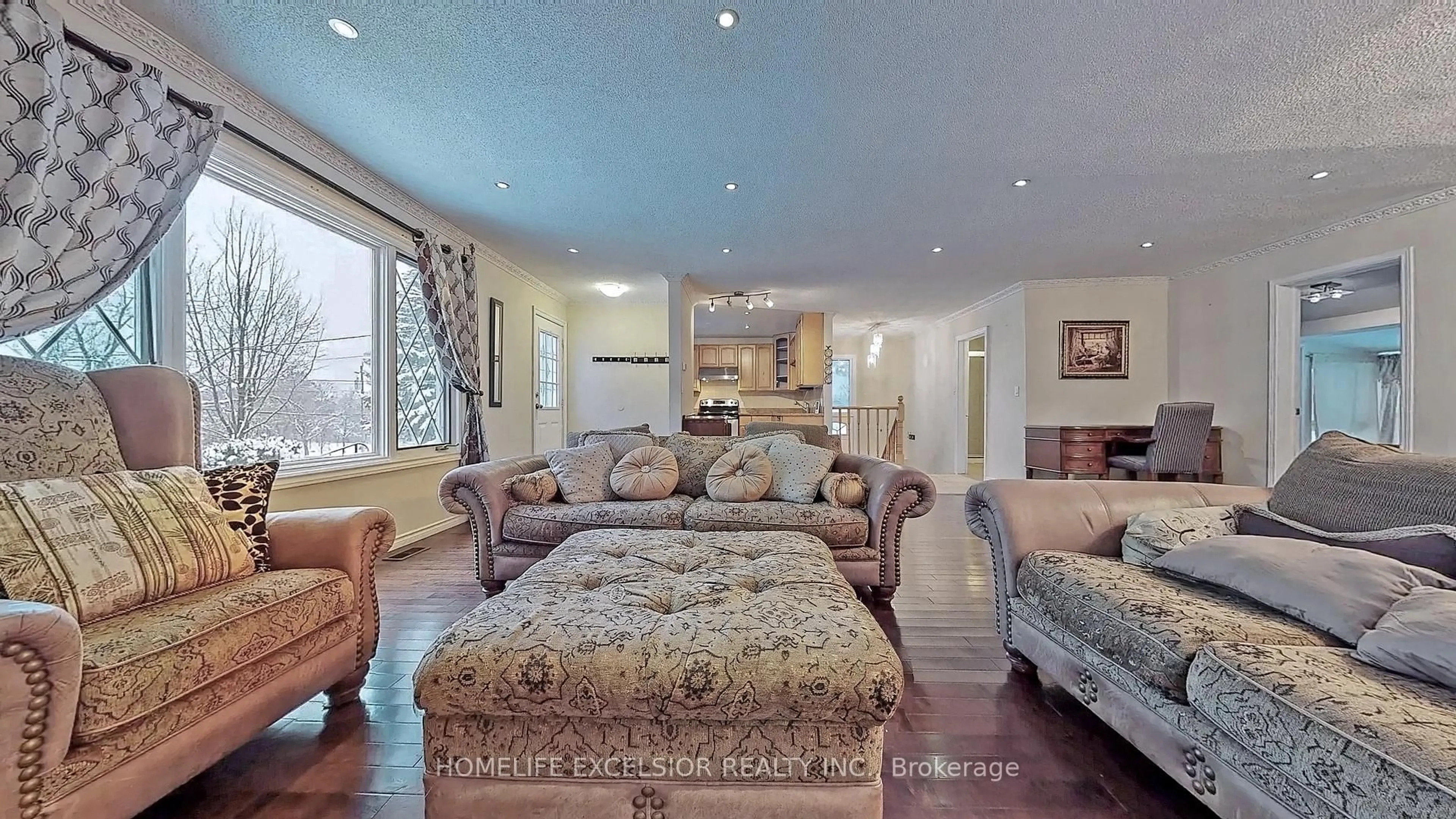 Living room with furniture, unknown for 249 Palmer Ave, Richmond Hill Ontario L4C 1P1