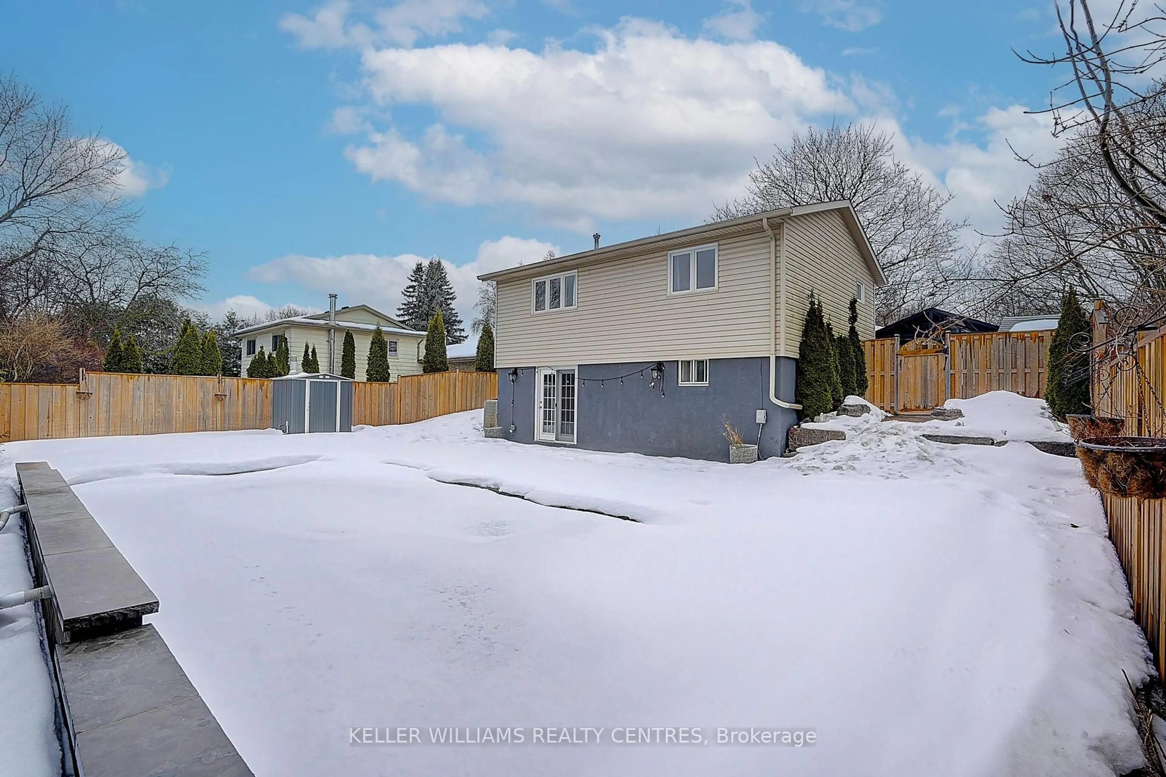 A pic from outside/outdoor area/front of a property/back of a property/a pic from drone, street for 17 Sir Kay Dr, Markham Ontario L3P 2Y9