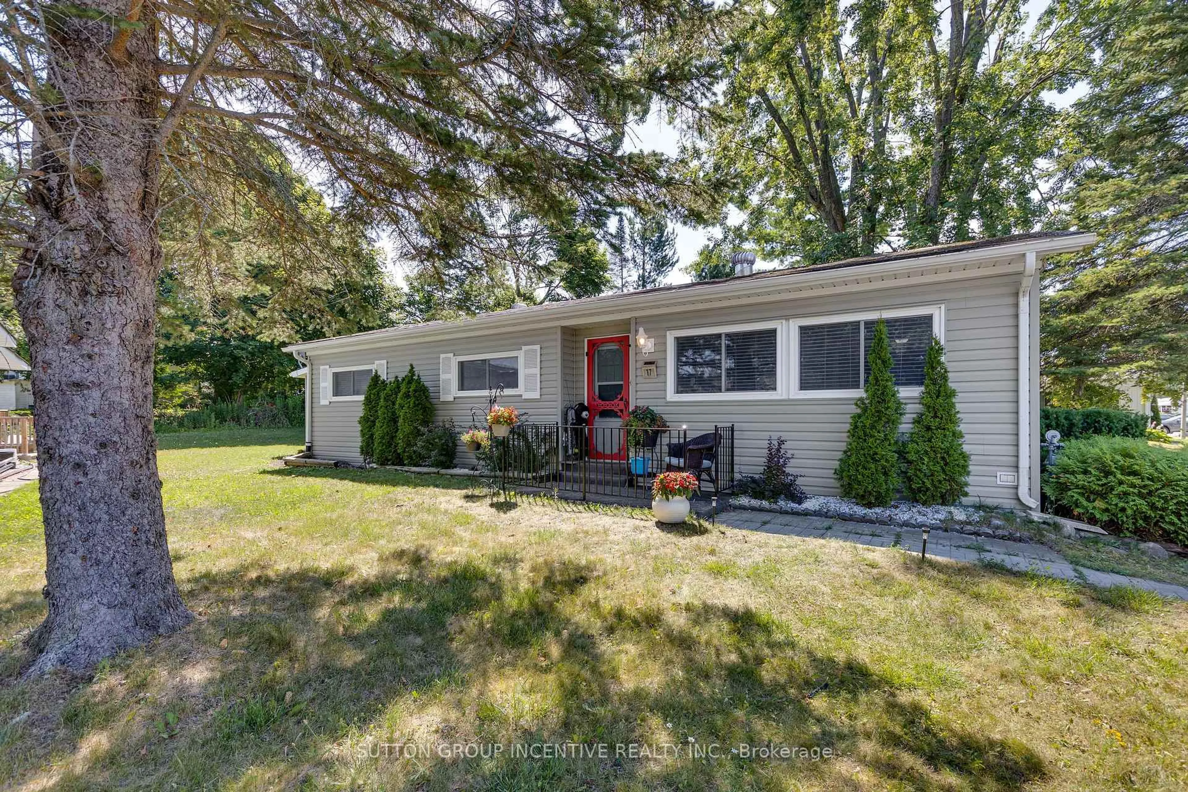 Home with vinyl exterior material, street for 17 Weeping Willow Dr, Innisfil Ontario L9S 1R6