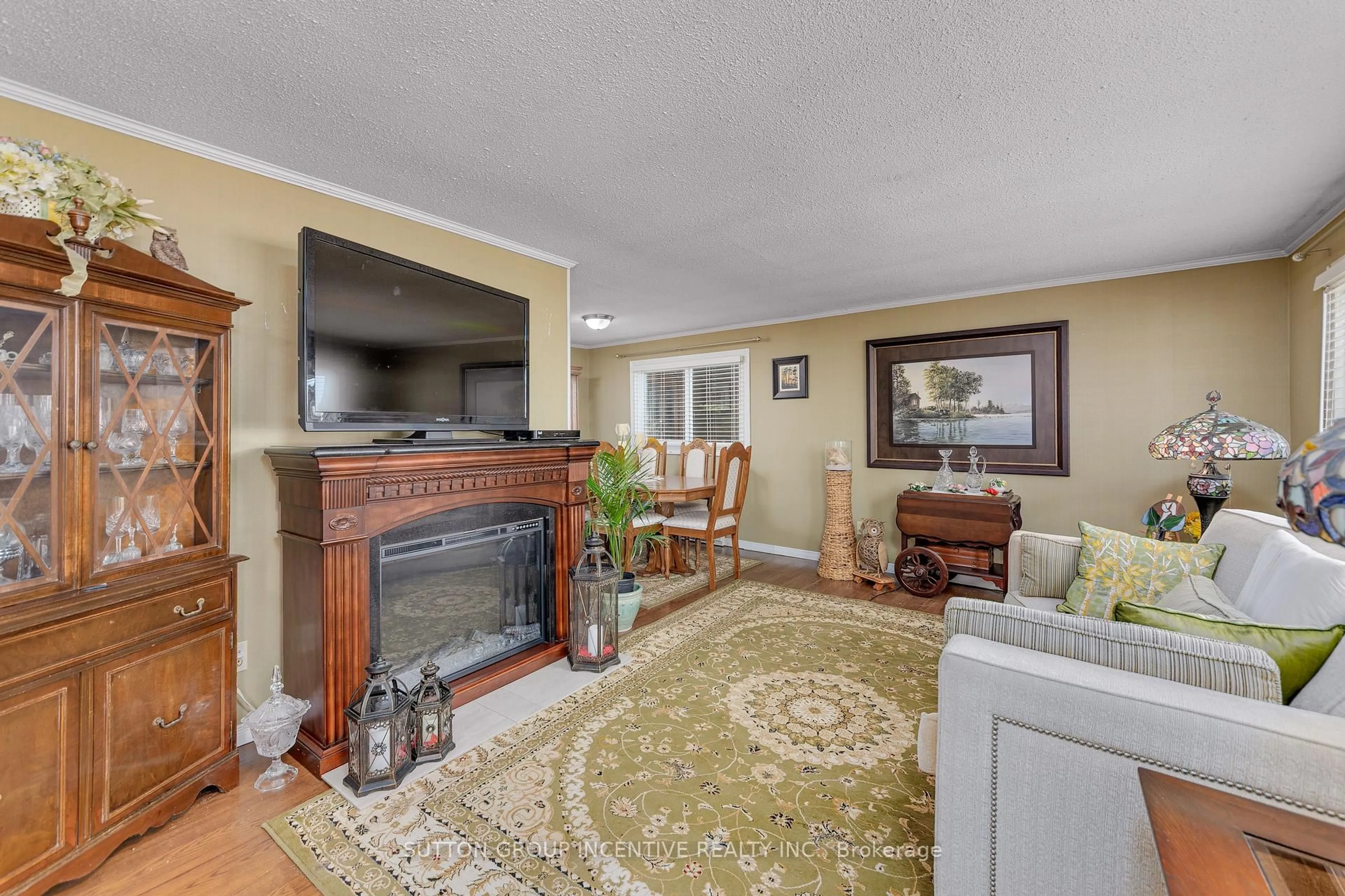 Living room with furniture, unknown for 17 Weeping Willow Dr, Innisfil Ontario L9S 1R6