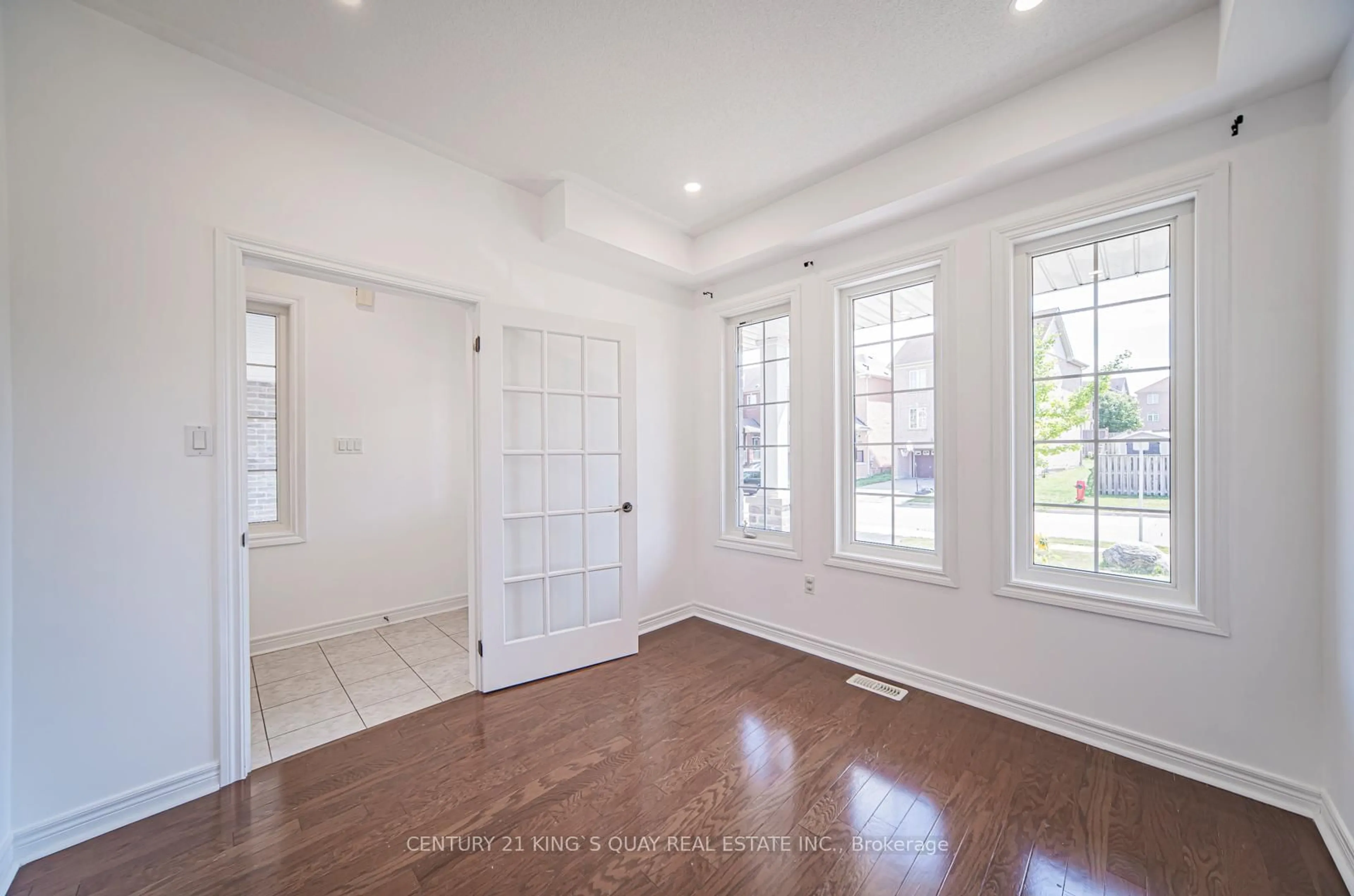 Indoor entryway for 220 Karl Rose Tr, Newmarket Ontario L3X 3J3