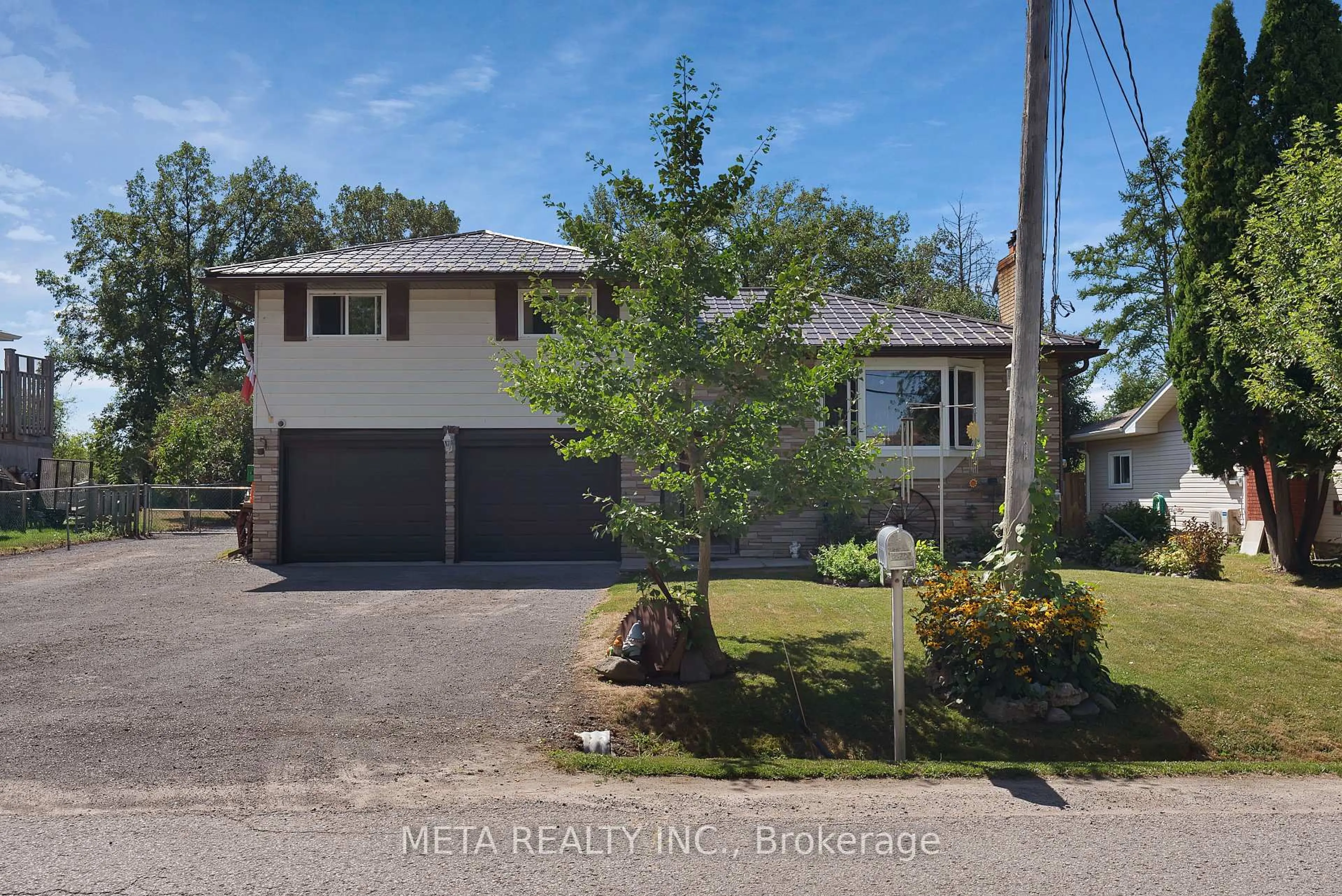 A pic from outside/outdoor area/front of a property/back of a property/a pic from drone, street for 520 Duclos Point Rd, Georgina Ontario L0E 1N0