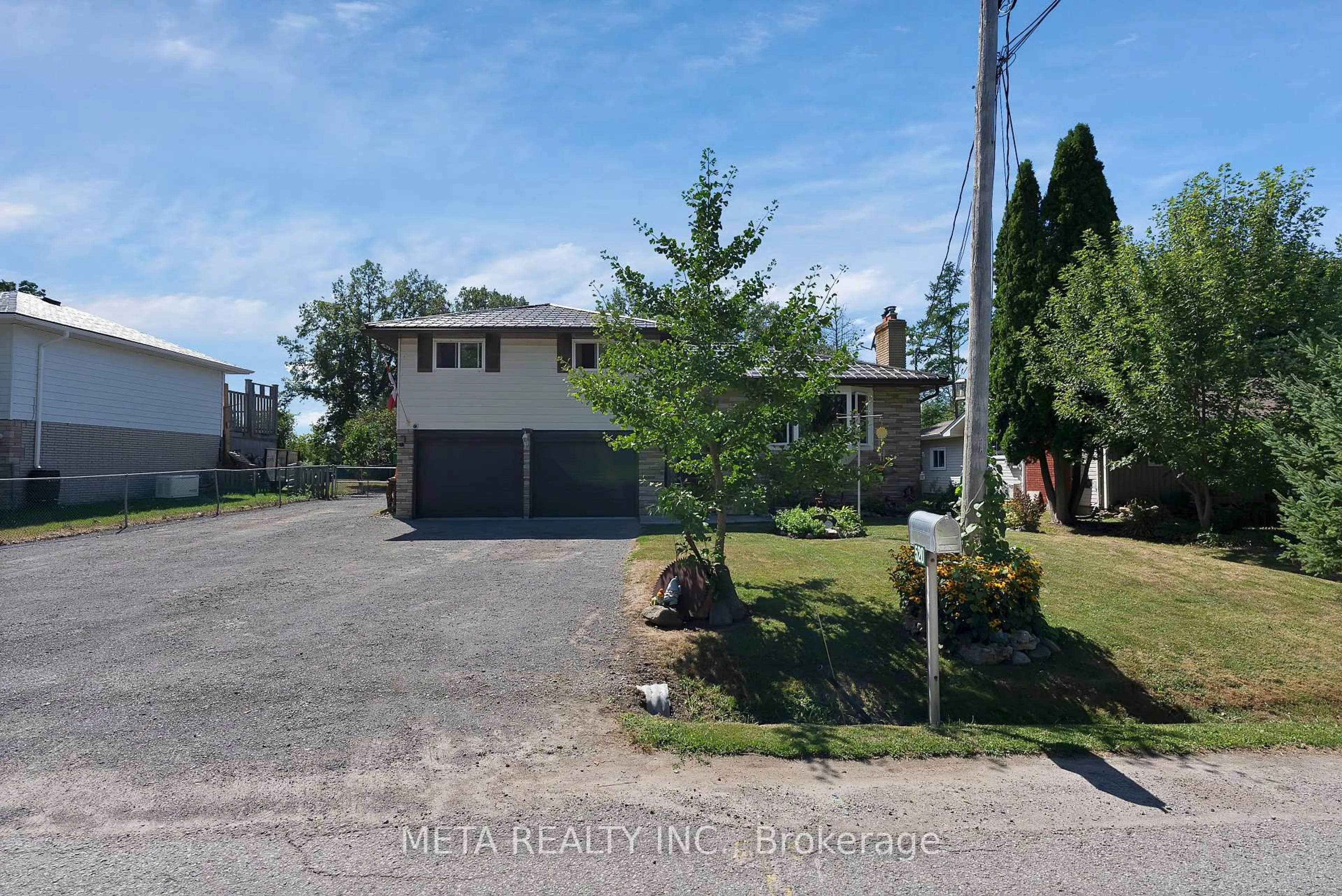 A pic from outside/outdoor area/front of a property/back of a property/a pic from drone, street for 520 Duclos Point Rd, Georgina Ontario L0E 1N0