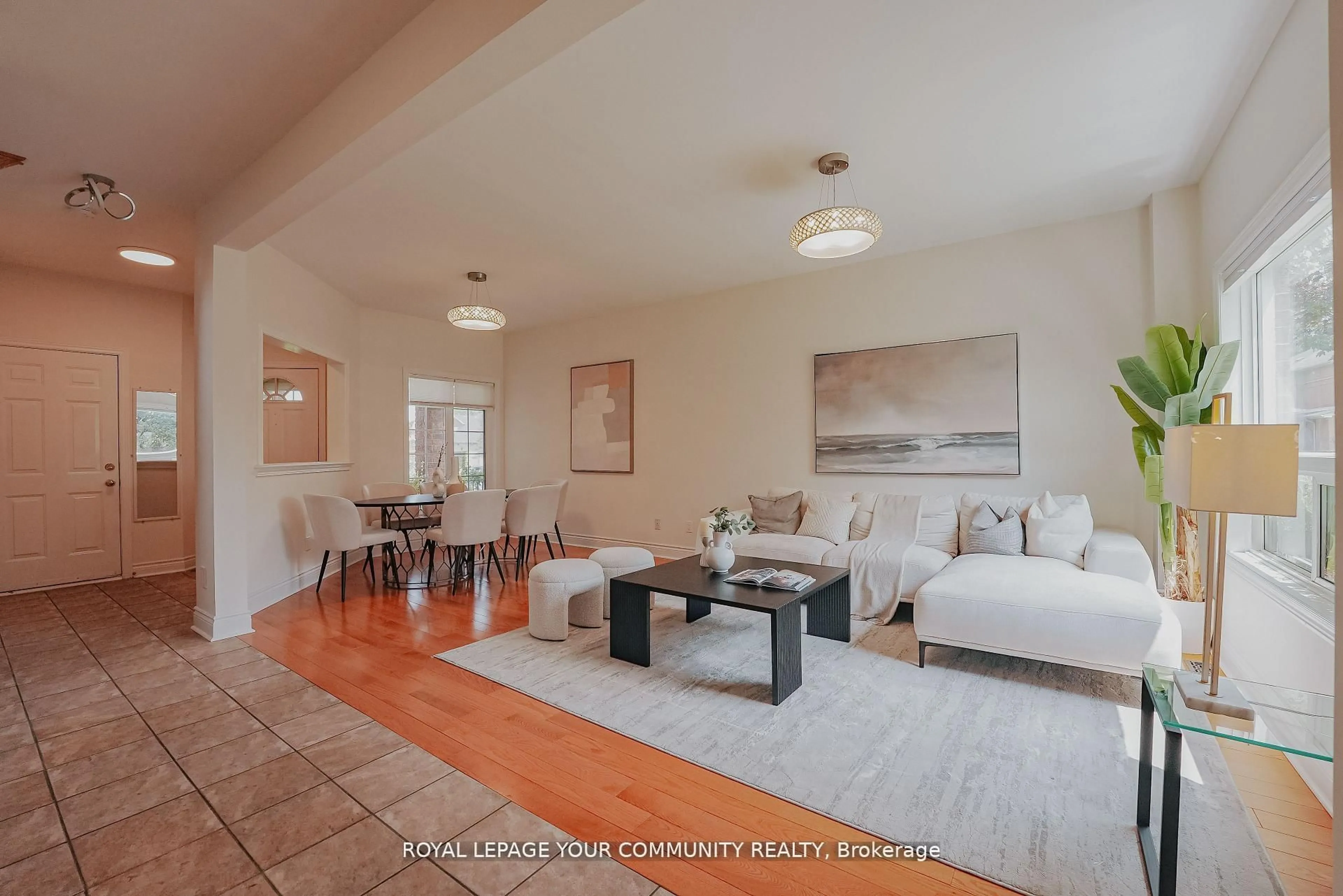 Living room with furniture, unknown for 550 Greig Circ, Newmarket Ontario L3Y 8S6