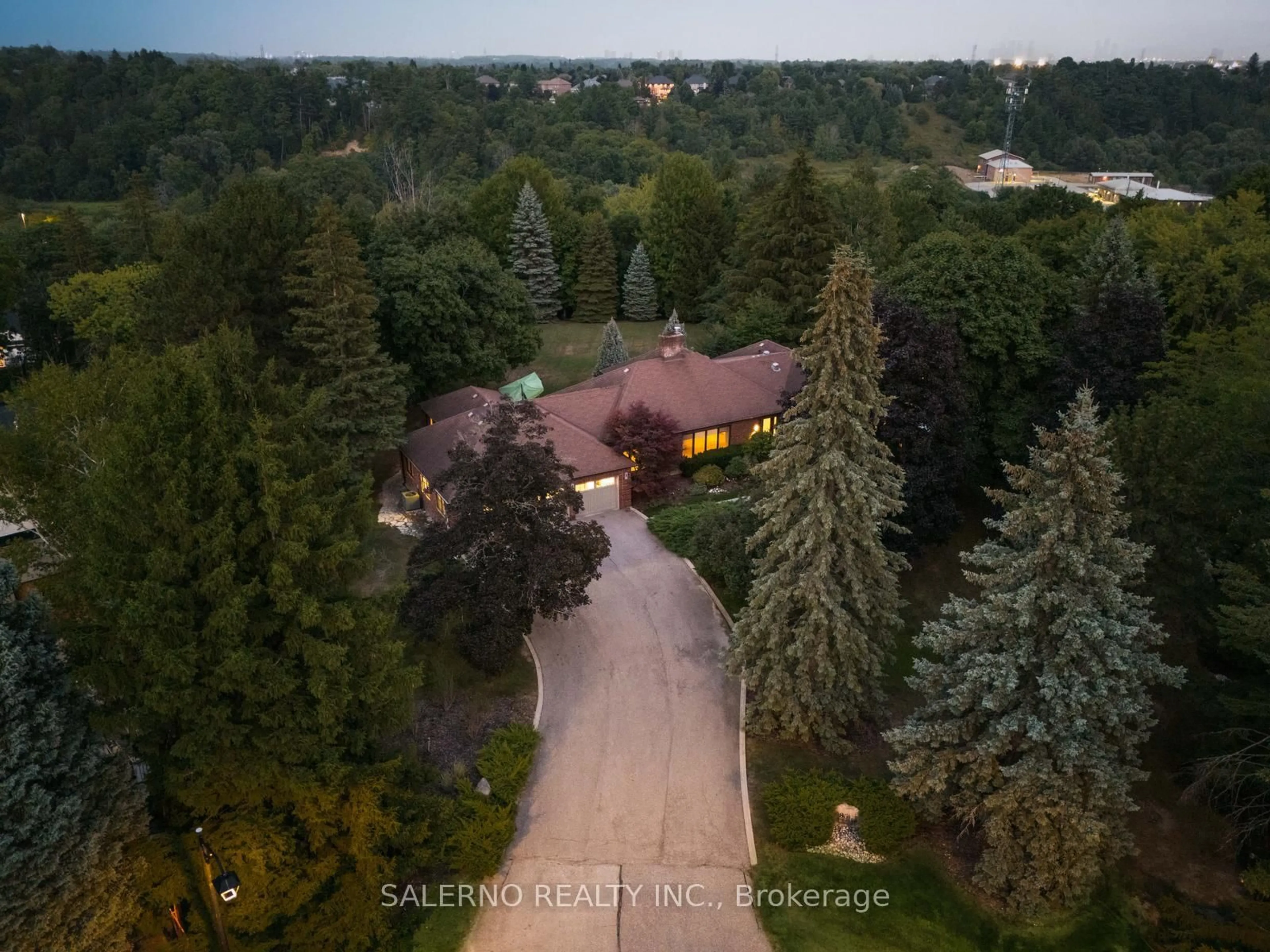 A pic from outside/outdoor area/front of a property/back of a property/a pic from drone, unknown for 85 Valleyview Crt, Vaughan Ontario L0J 1C0