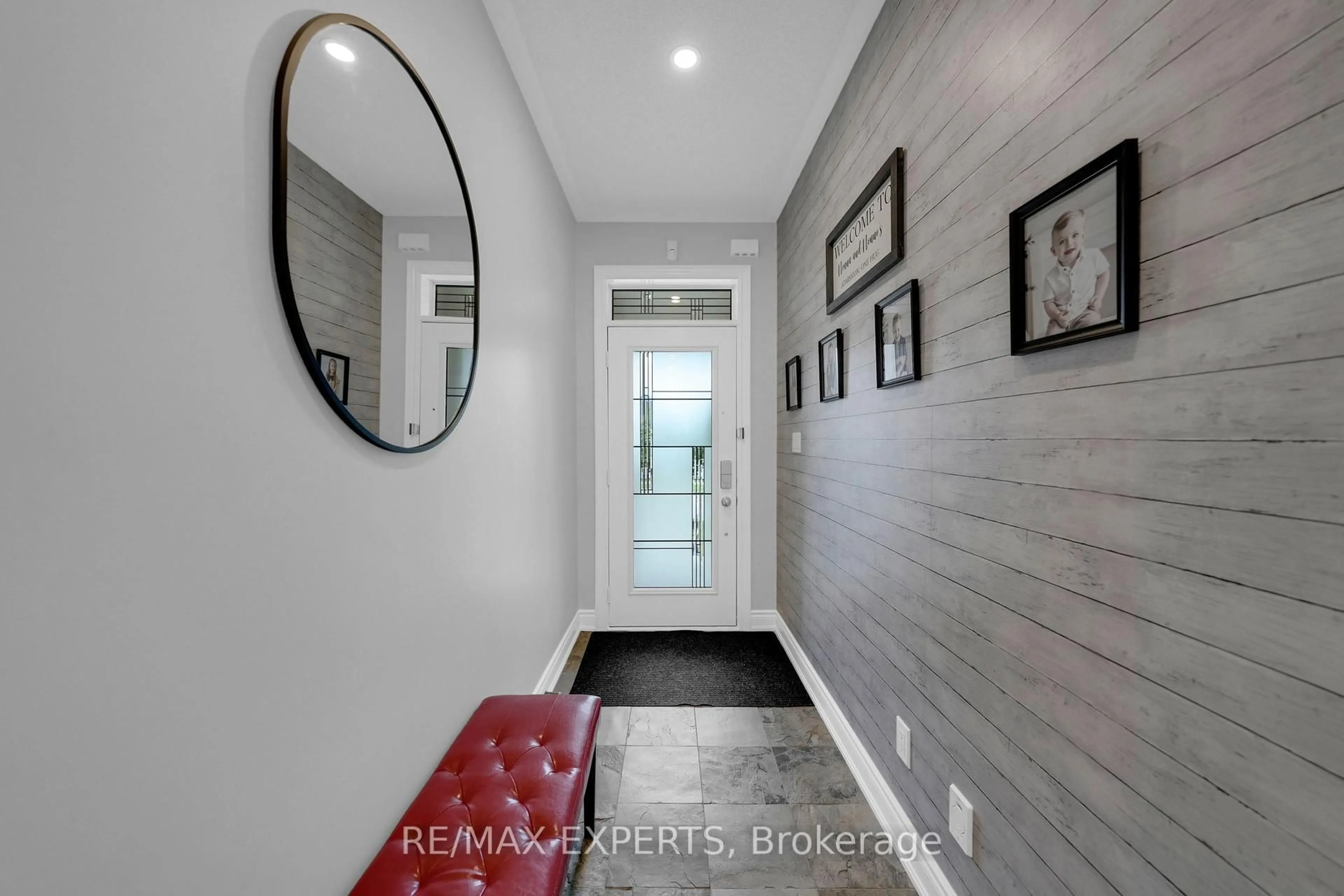 Indoor entryway for 133 Mcgahey St, New Tecumseth Ontario L0G 1W0
