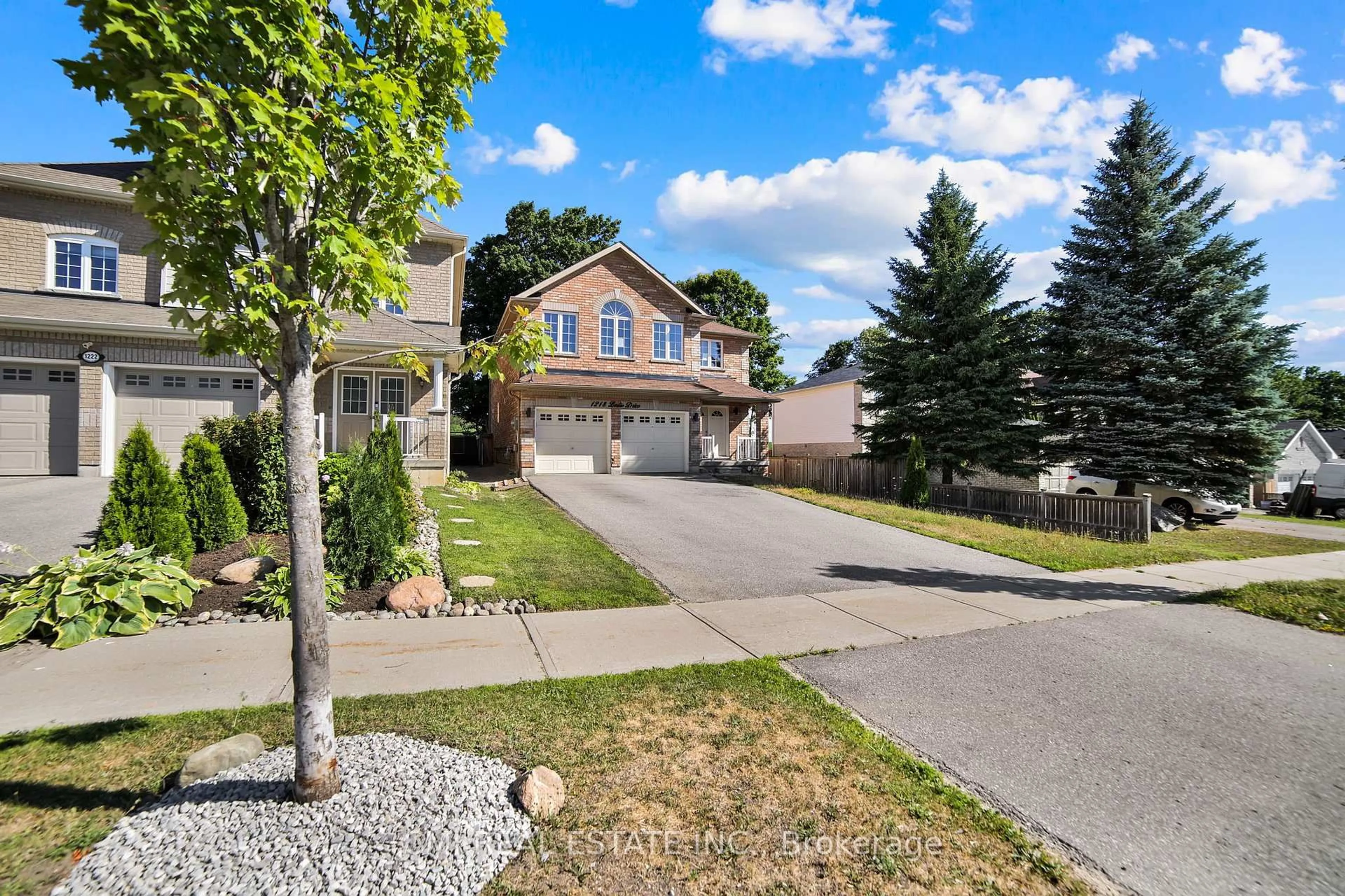 A pic from outside/outdoor area/front of a property/back of a property/a pic from drone, street for 1218 Leslie Dr, Innisfil Ontario L9S 2B1