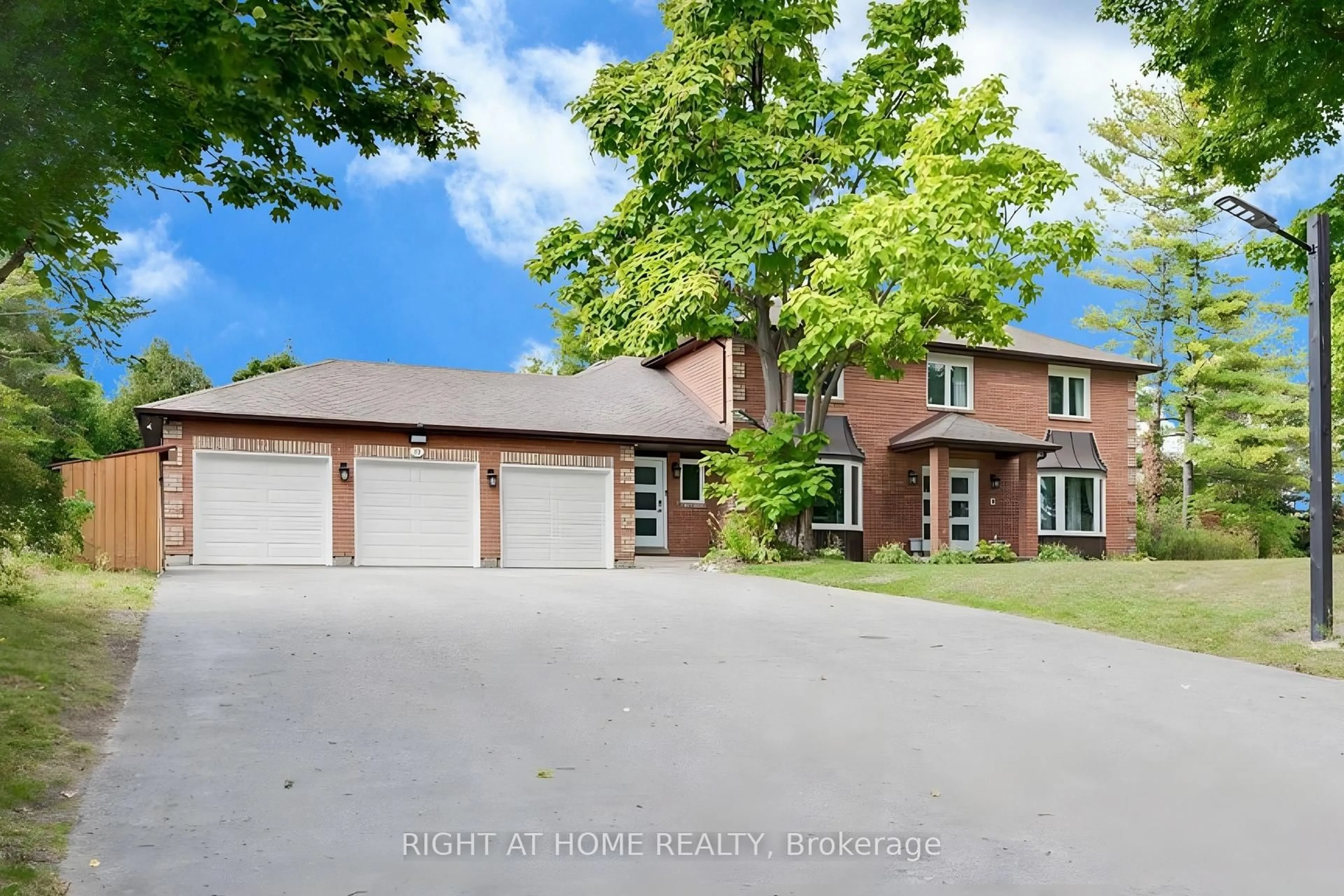 A pic from outside/outdoor area/front of a property/back of a property/a pic from drone, street for 32 Grandview Cres, Bradford West Gwillimbury Ontario L3Z 3L1