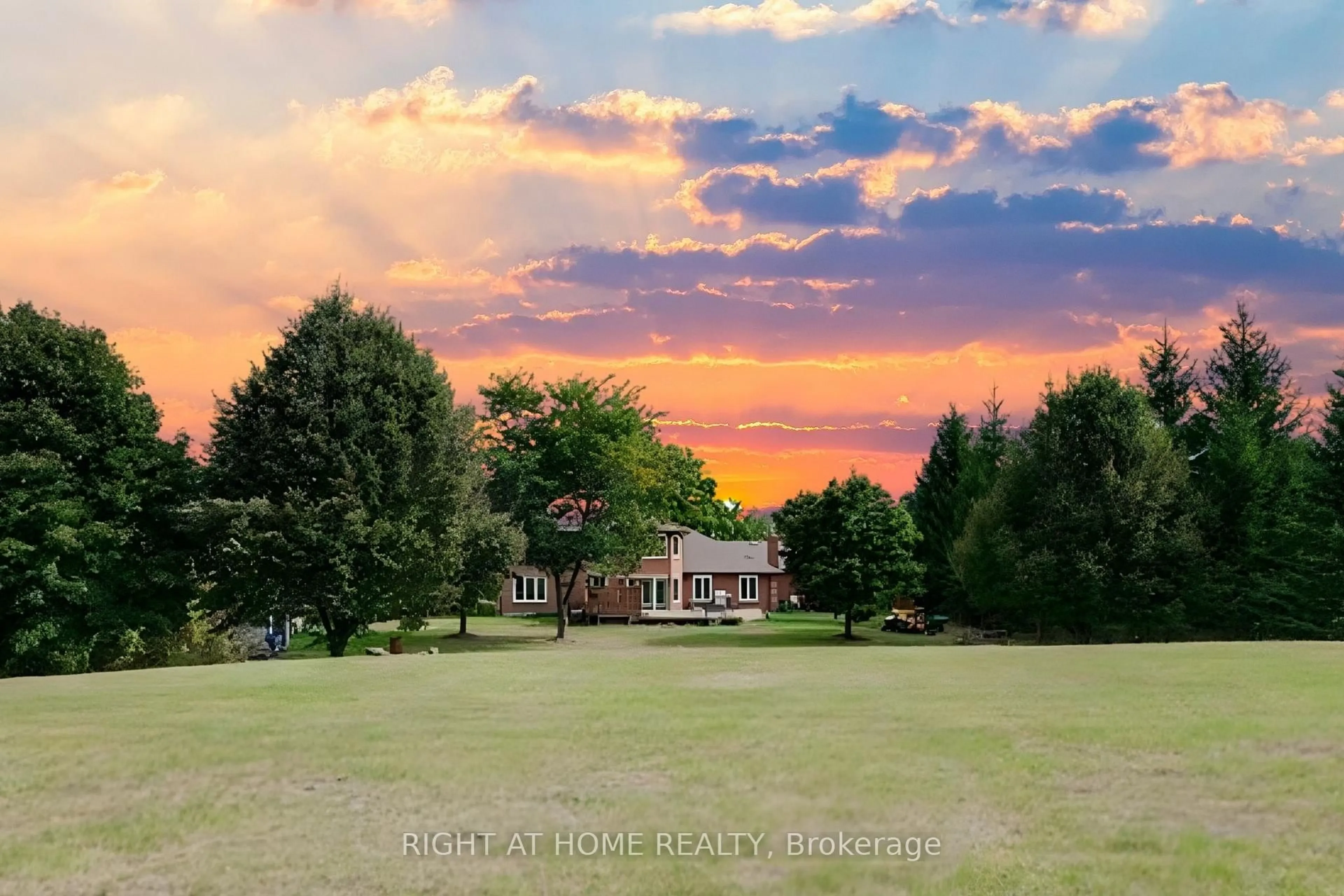 A pic from outside/outdoor area/front of a property/back of a property/a pic from drone, unknown for 32 Grandview Cres, Bradford West Gwillimbury Ontario L3Z 3L1