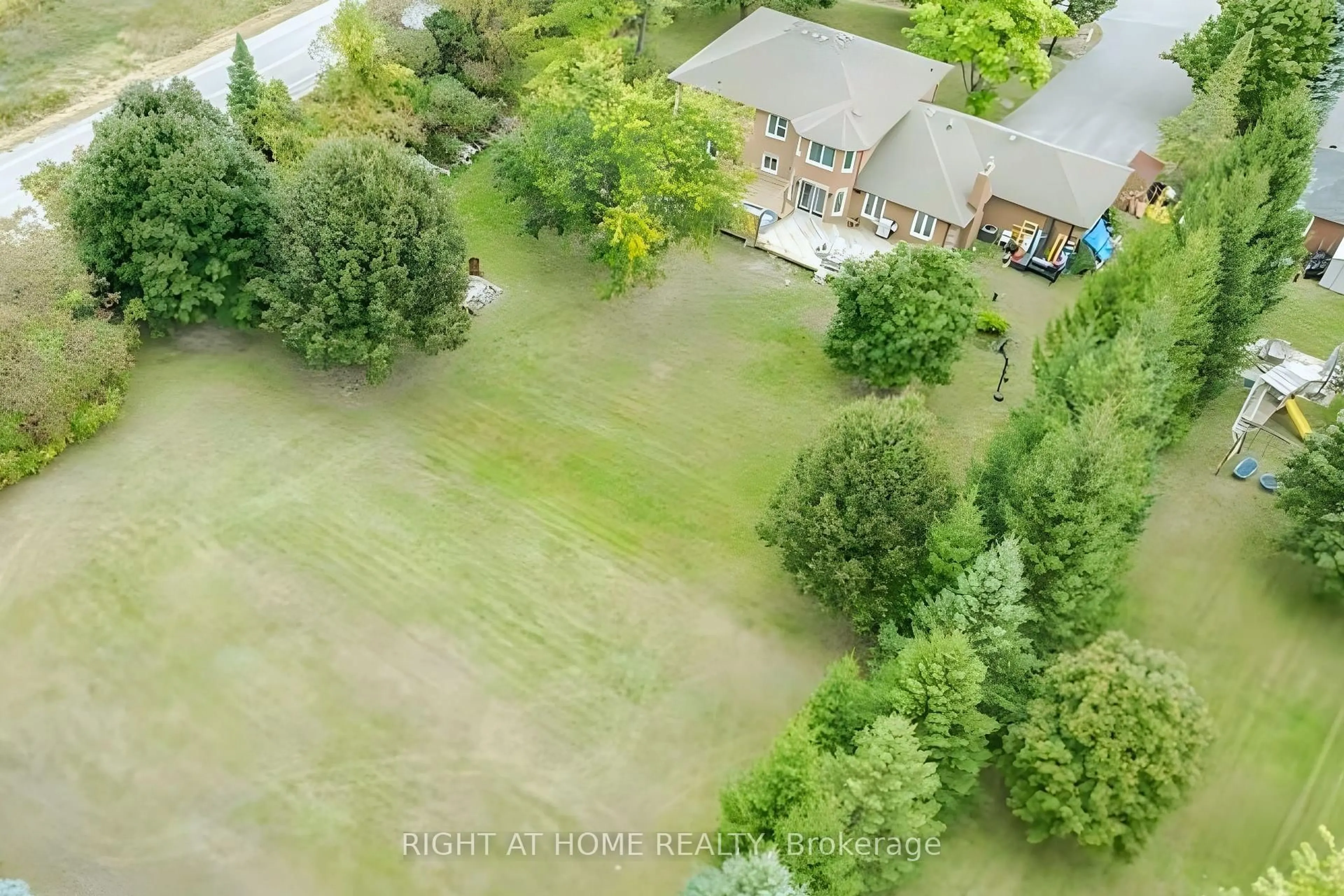 A pic from outside/outdoor area/front of a property/back of a property/a pic from drone, unknown for 32 Grandview Cres, Bradford West Gwillimbury Ontario L3Z 3L1