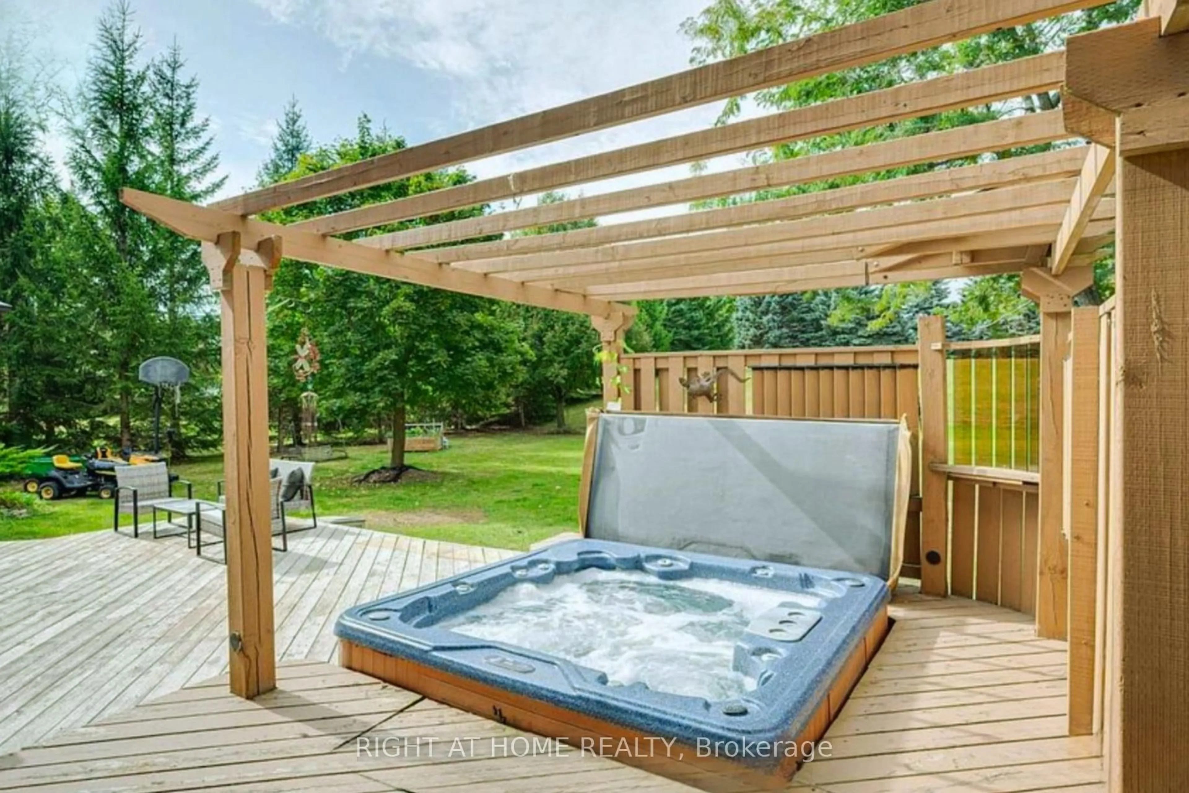 Patio, water/lake/river/ocean view for 32 Grandview Cres, Bradford West Gwillimbury Ontario L3Z 3L1