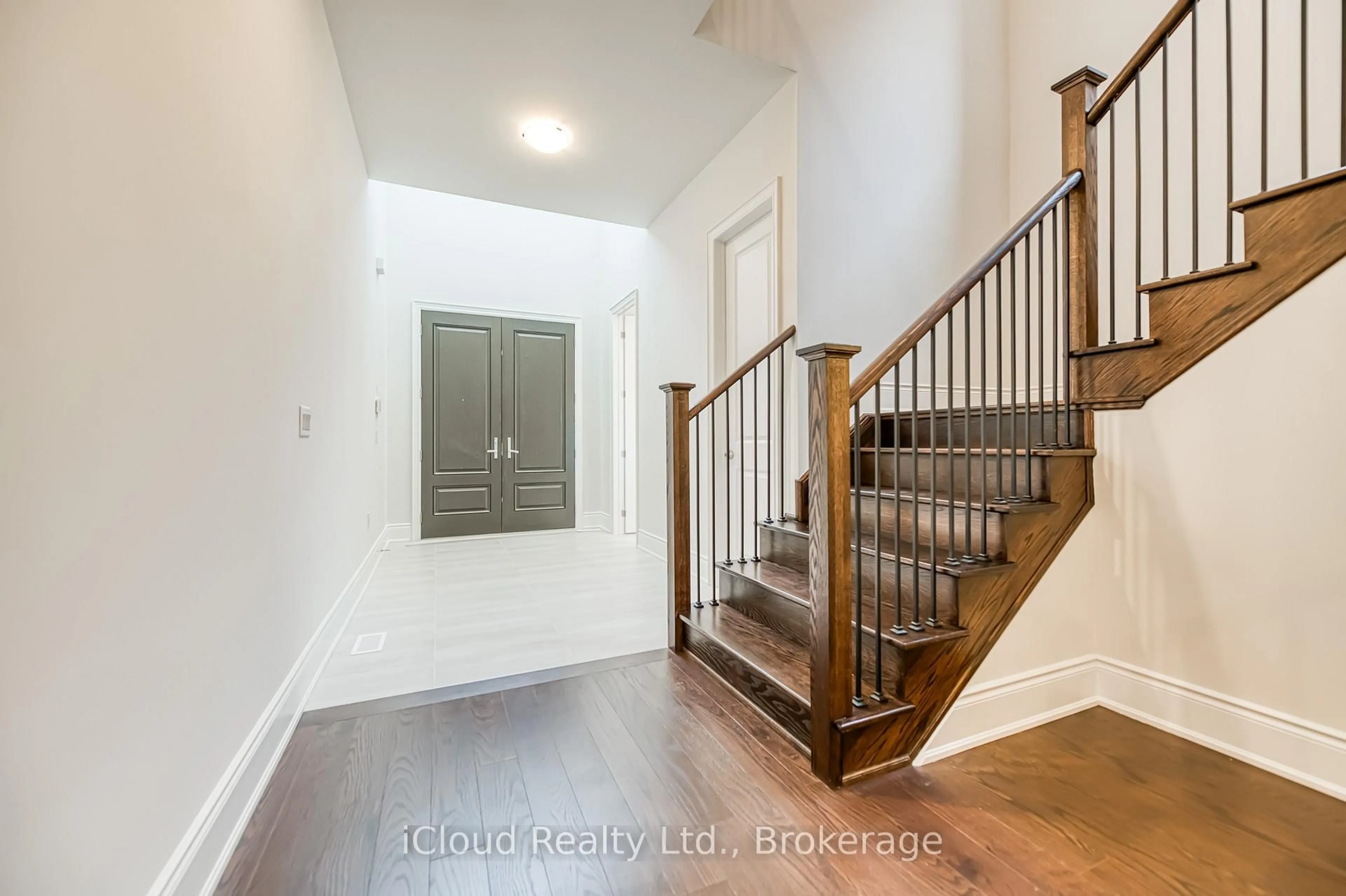 Indoor entryway for 160 Winthrop Cres, Vaughan Ontario L3L 0G9