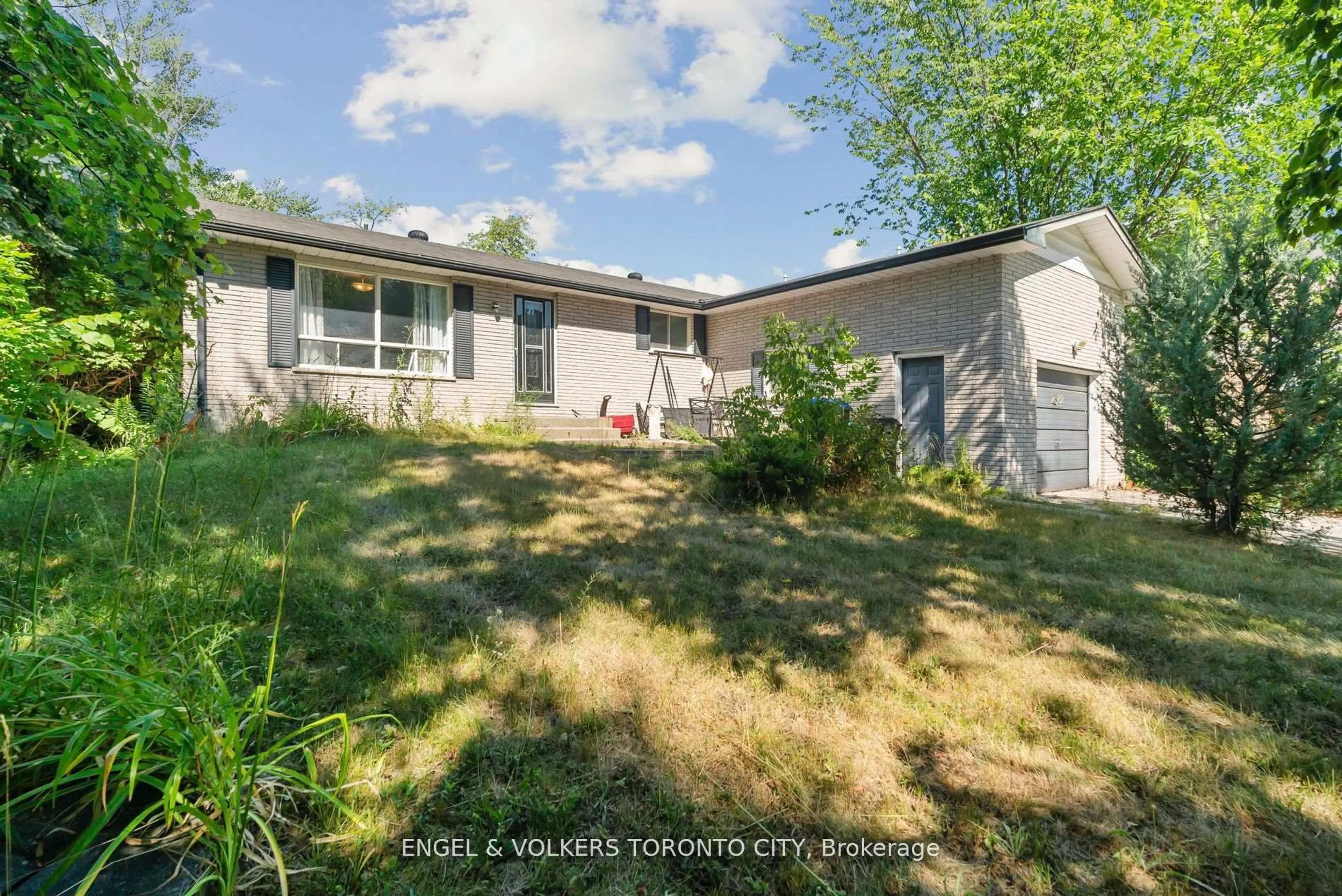 A pic from outside/outdoor area/front of a property/back of a property/a pic from drone, street for 2082 St John's Rd, Innisfil Ontario L9S 1Y3