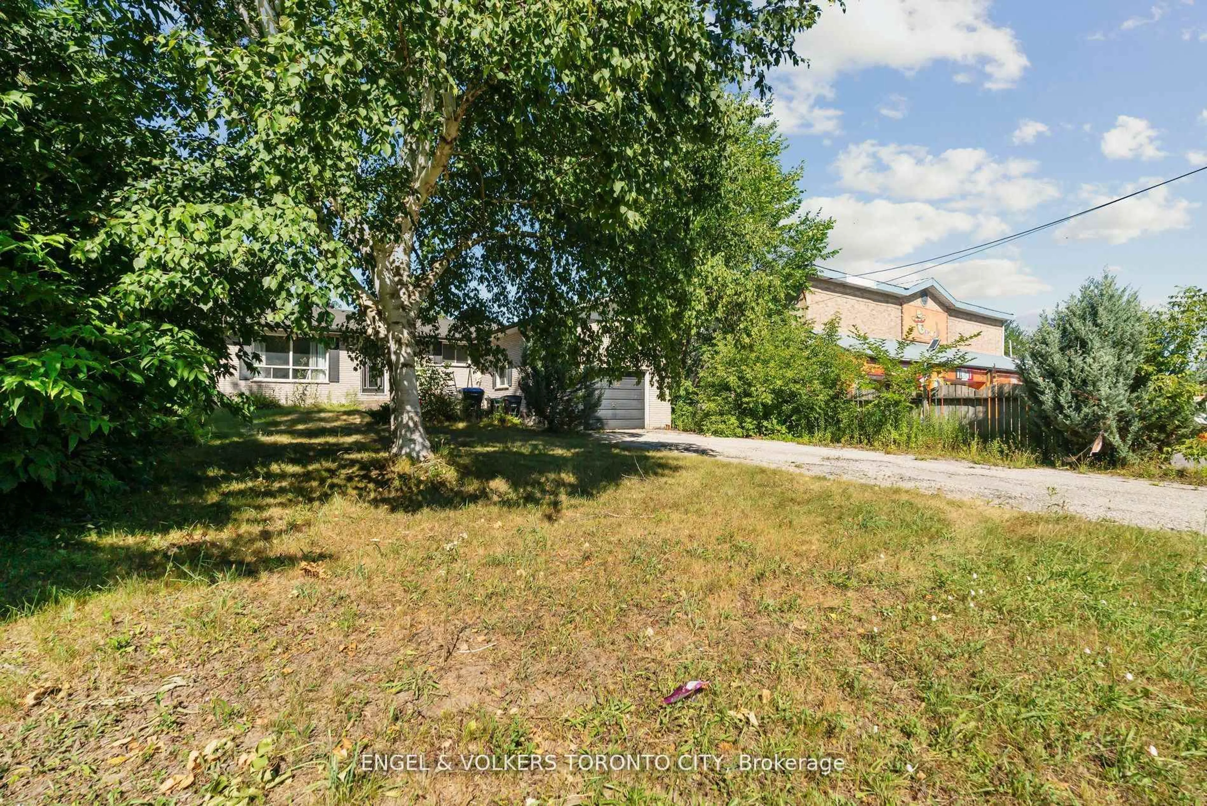 A pic from outside/outdoor area/front of a property/back of a property/a pic from drone, street for 2082 St John's Rd, Innisfil Ontario L9S 1Y3