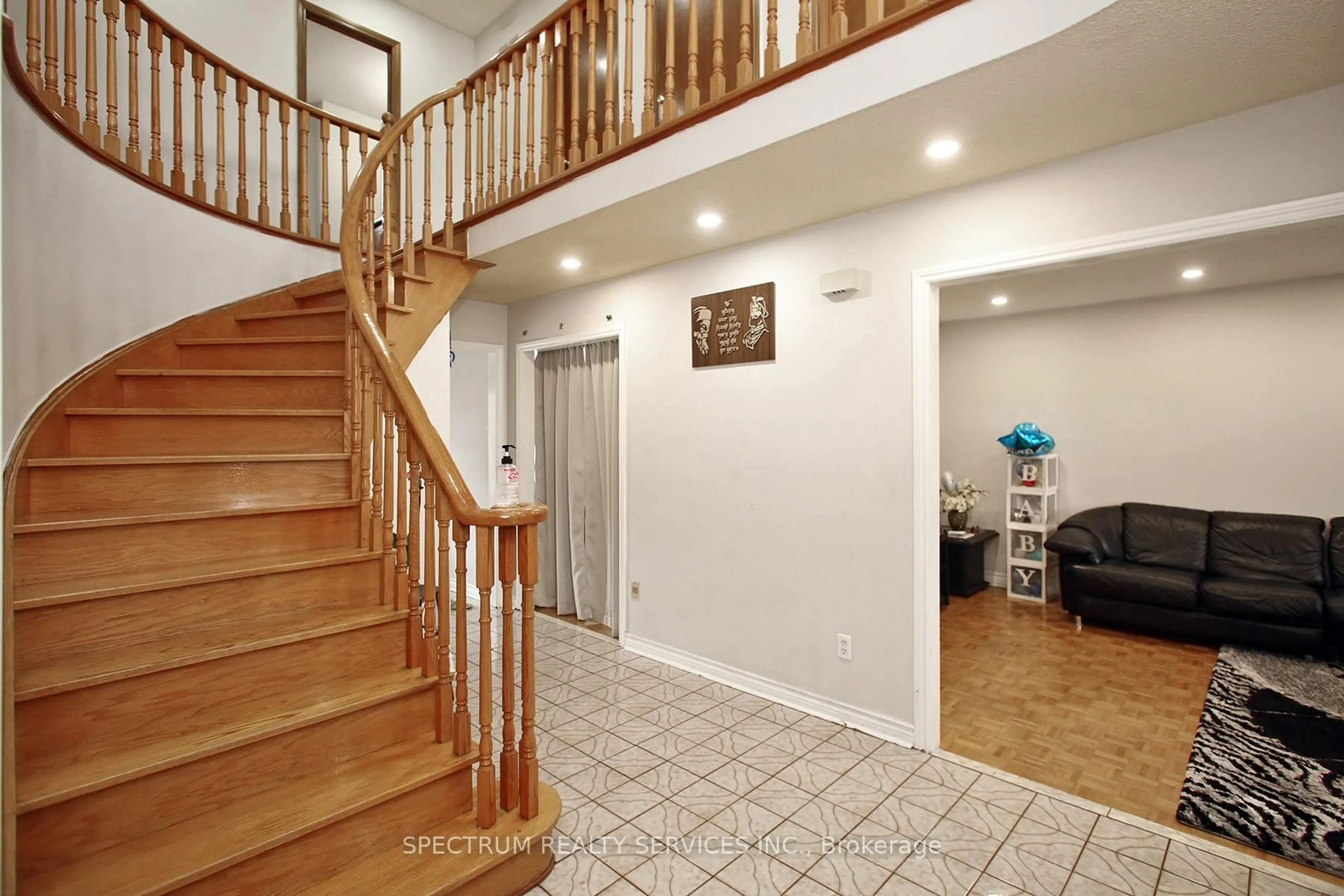 Indoor foyer for 22 Kaiser Dr, Vaughan Ontario L4L 3V4