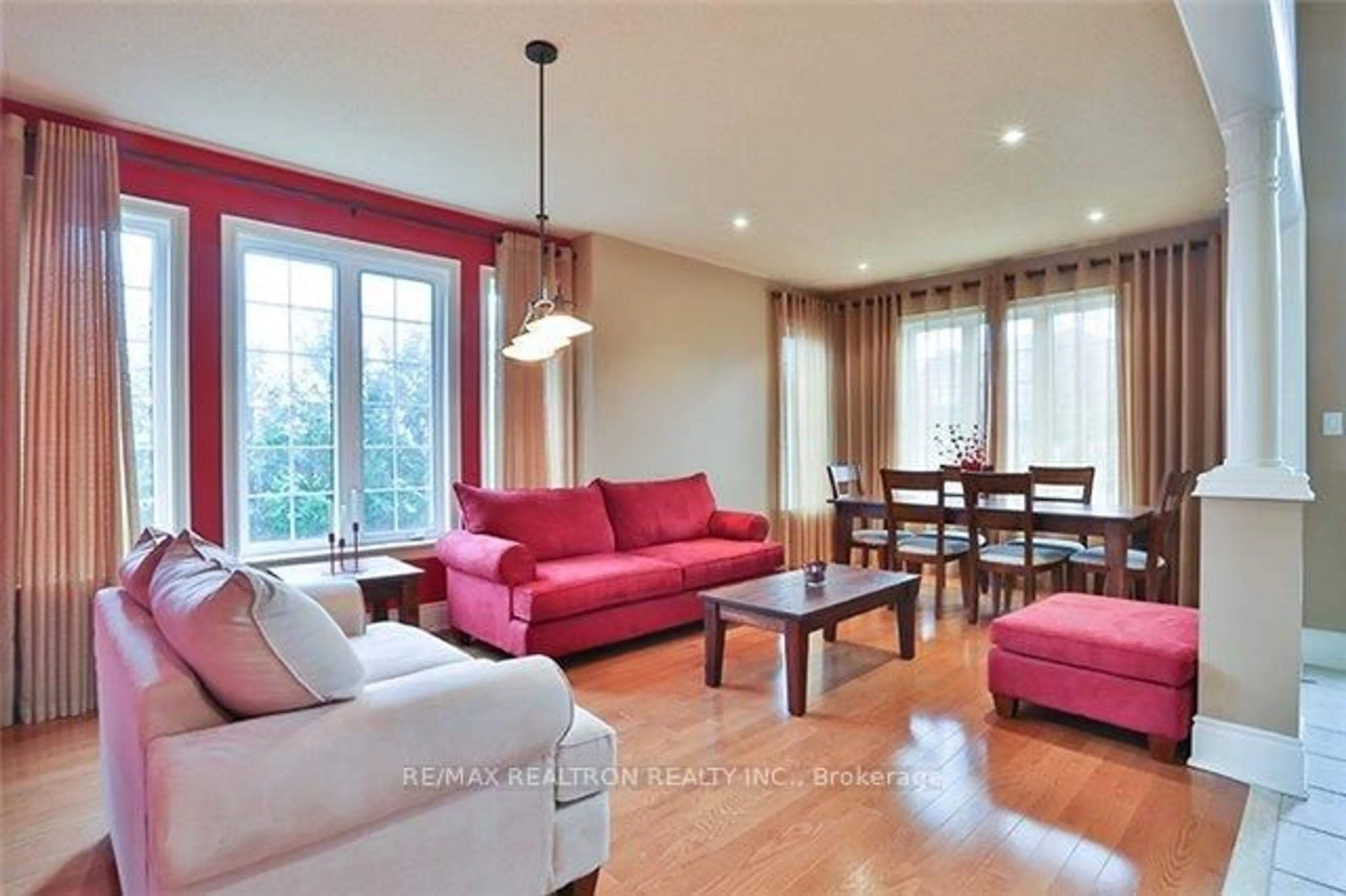 Living room with furniture, wood/laminate floor for 148 Tower Hill Rd, Richmond Hill Ontario L4E 4L9