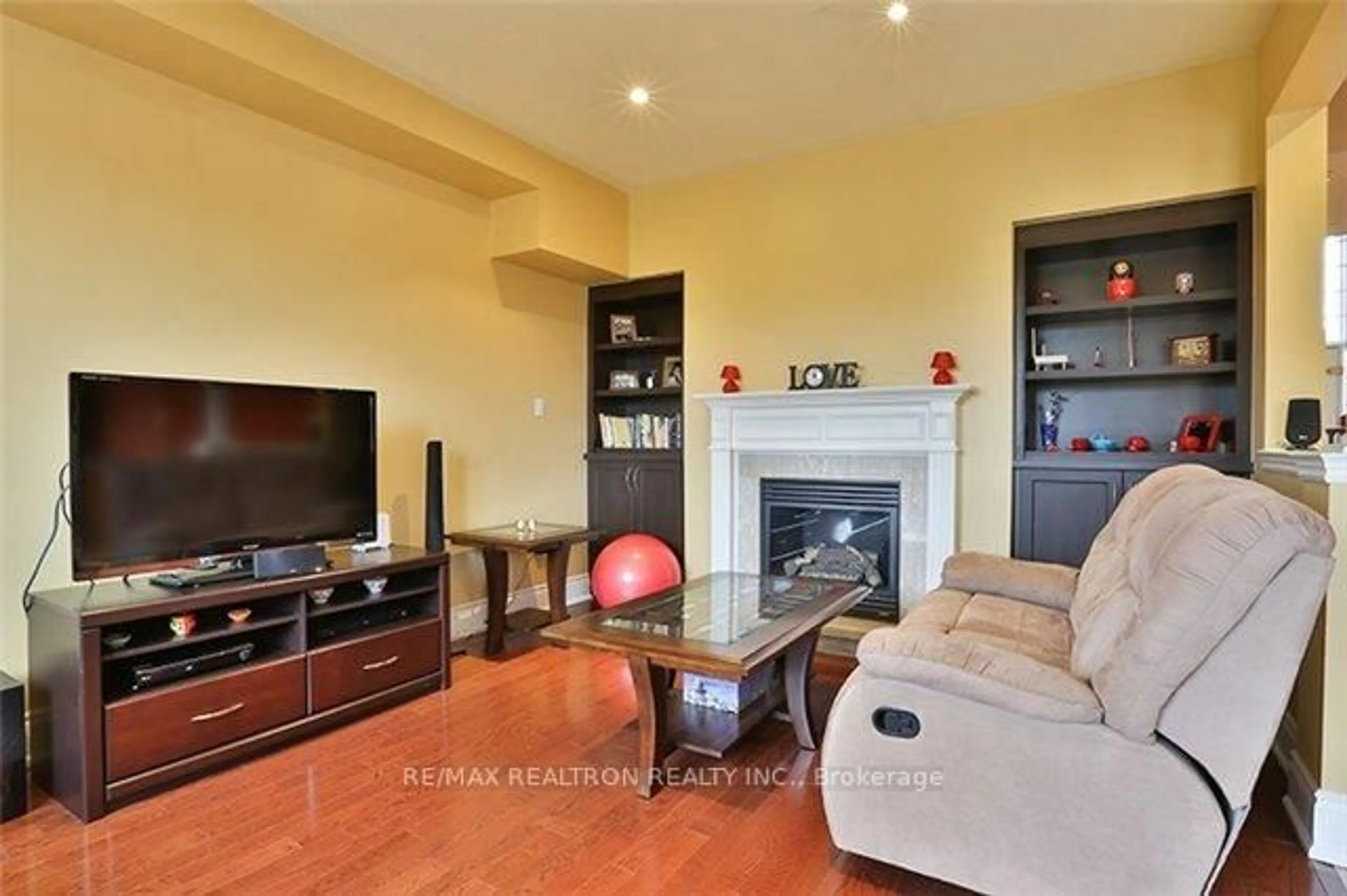Living room with furniture, unknown for 148 Tower Hill Rd, Richmond Hill Ontario L4E 4L9
