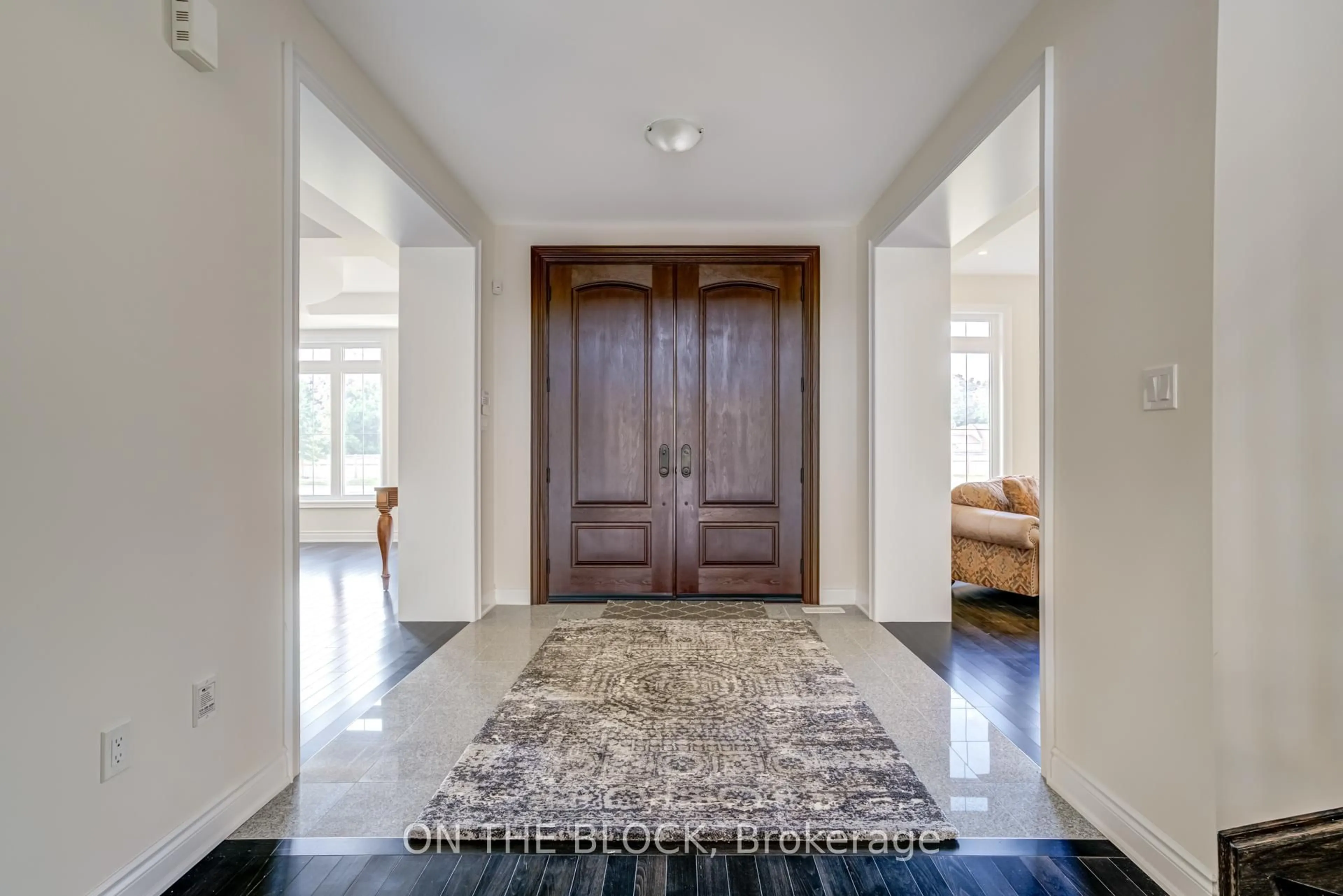 Indoor entryway for 24 Whitewood Dr, Whitchurch-Stouffville Ontario L4A 1R9