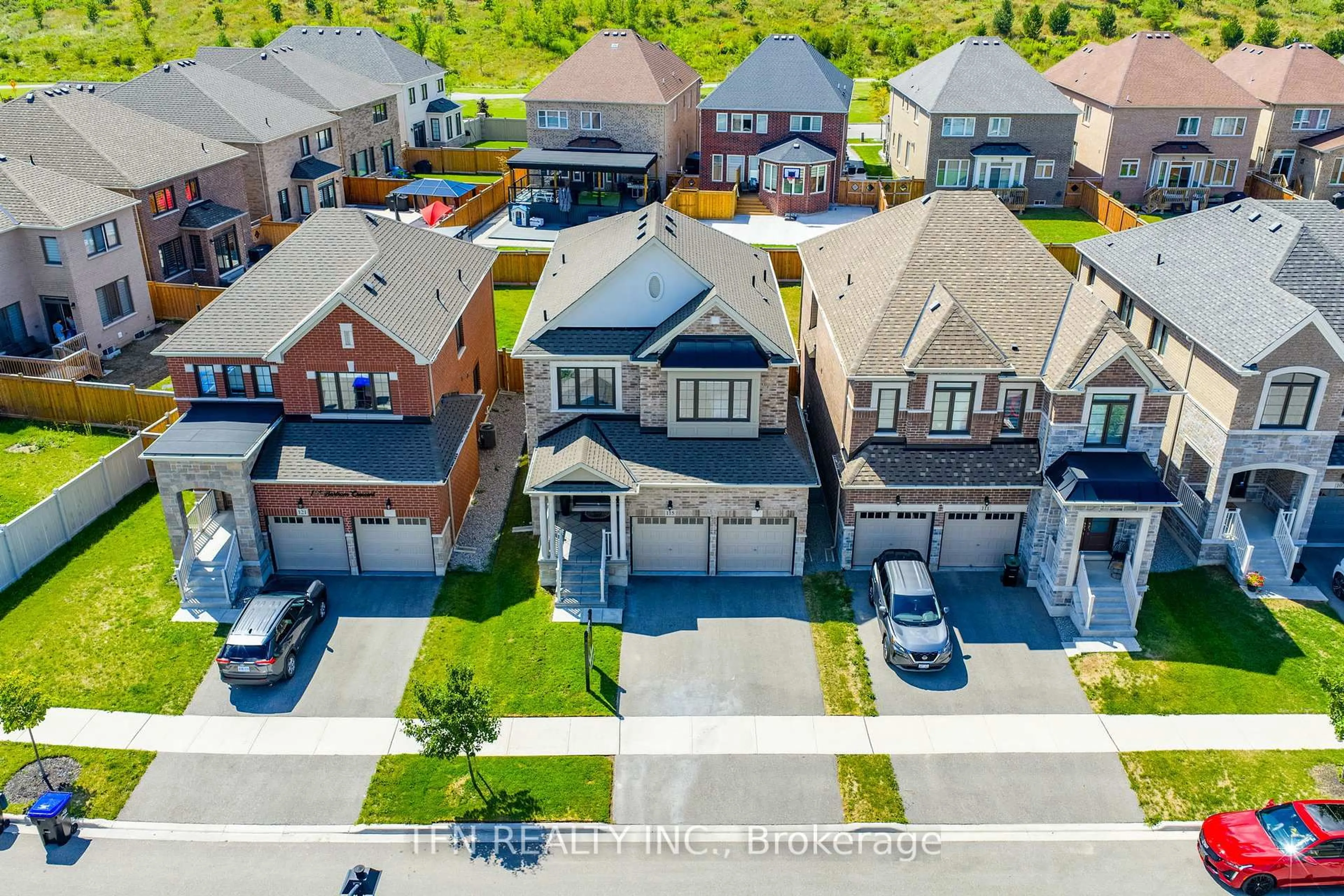 A pic from outside/outdoor area/front of a property/back of a property/a pic from drone, street for 115 Bartram Cres, Bradford West Gwillimbury Ontario L3Z 4J2