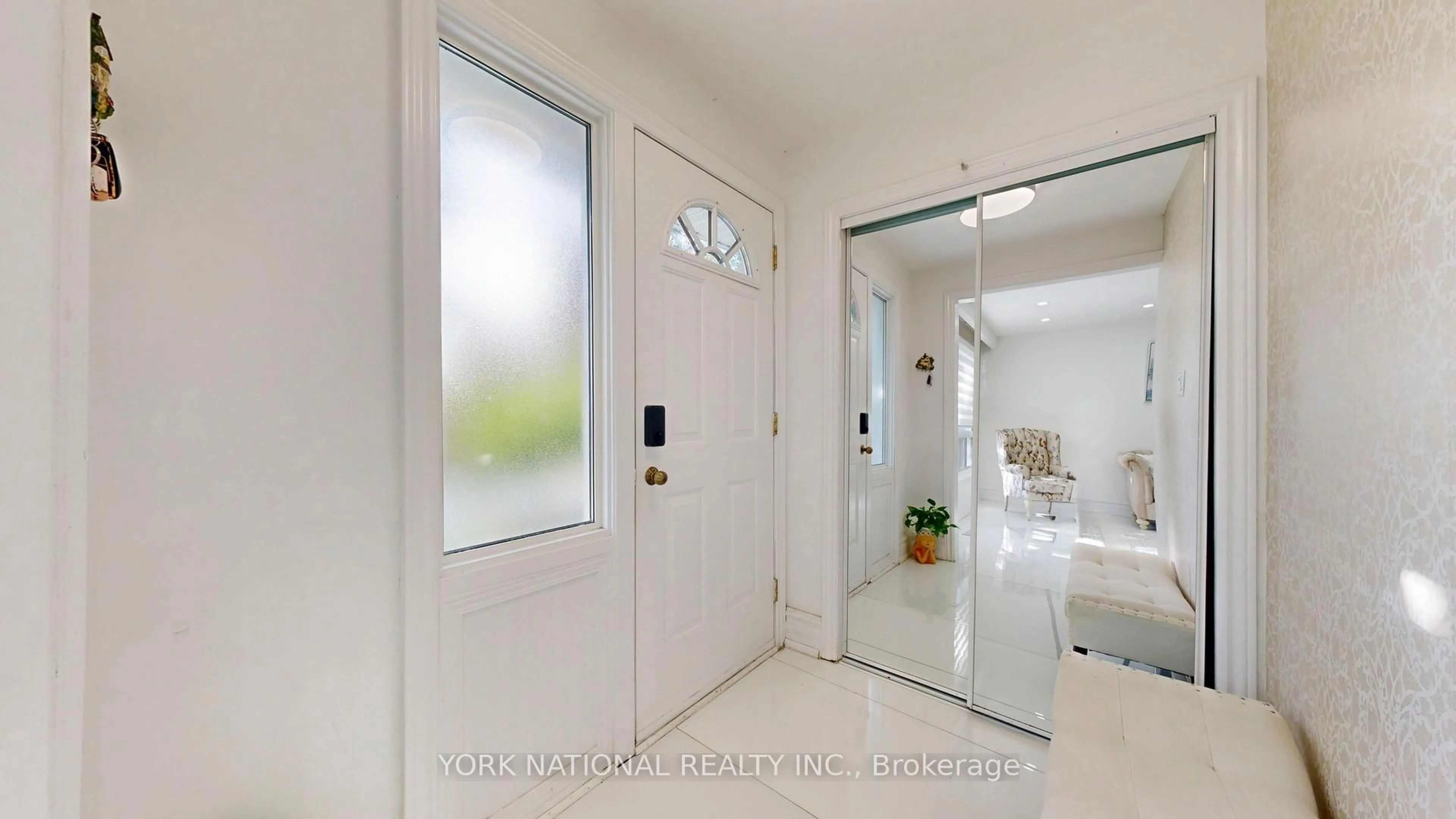 Indoor entryway for 4 Boulding Dr, Aurora Ontario L4G 2V7