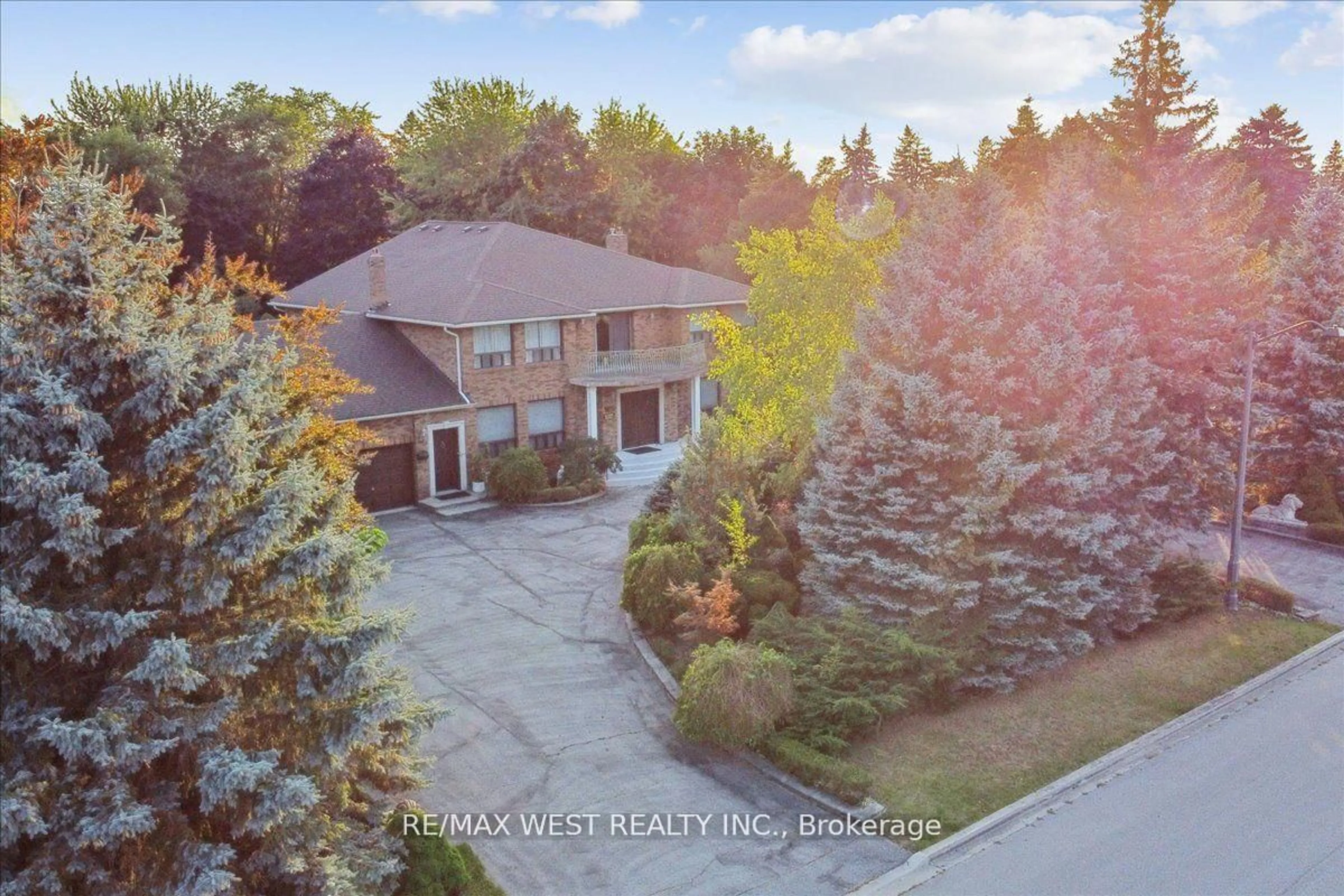 A pic from outside/outdoor area/front of a property/back of a property/a pic from drone, street for 190 Sandys Dr, Vaughan Ontario L4L 3E3