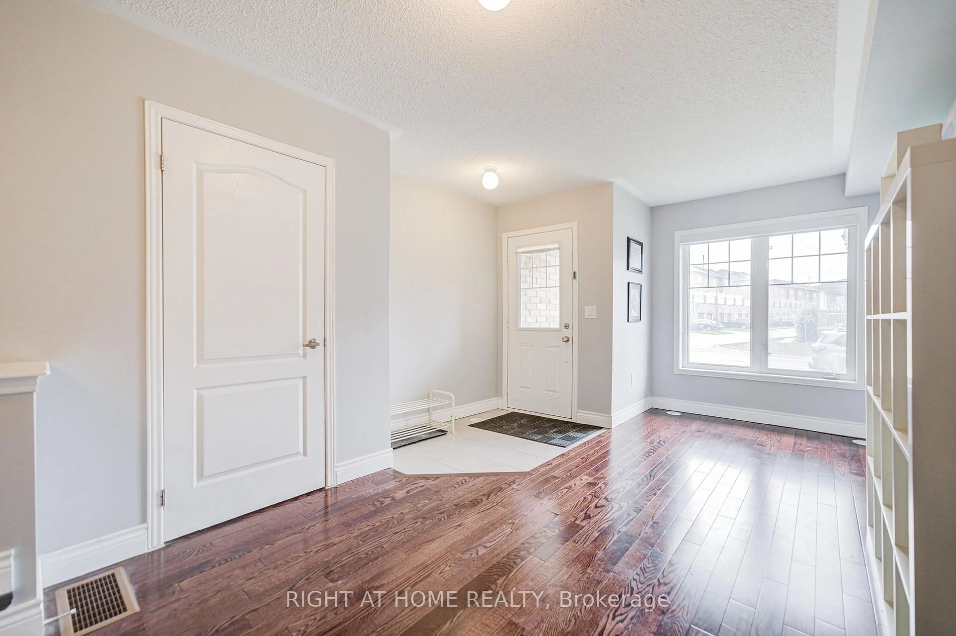 Indoor entryway for 62 Truchard Ave, Markham Ontario L6C 0N2