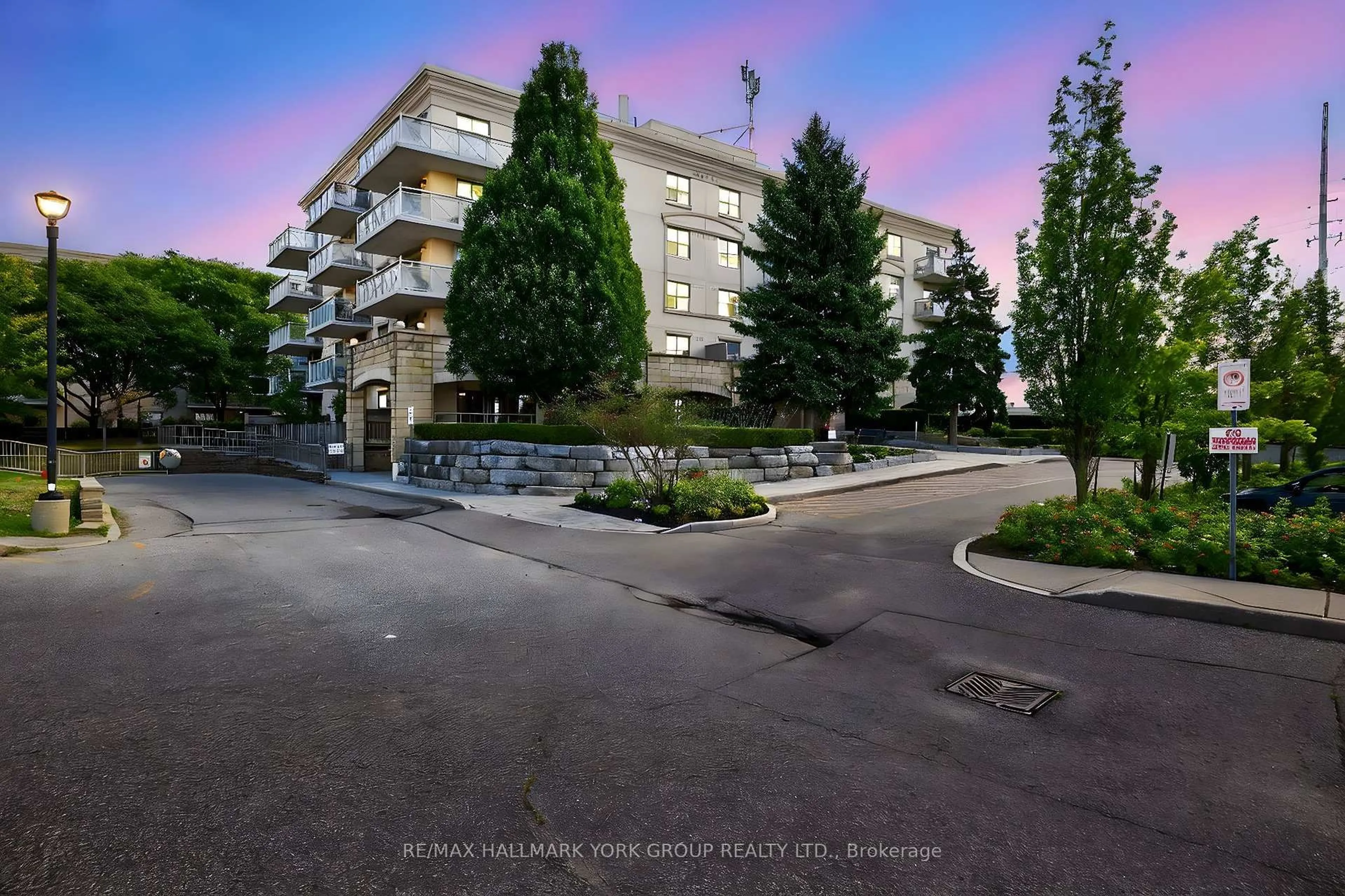 A pic from outside/outdoor area/front of a property/back of a property/a pic from drone, unknown for 2500 Rutherford Rd #509, Vaughan Ontario L4K 5N7