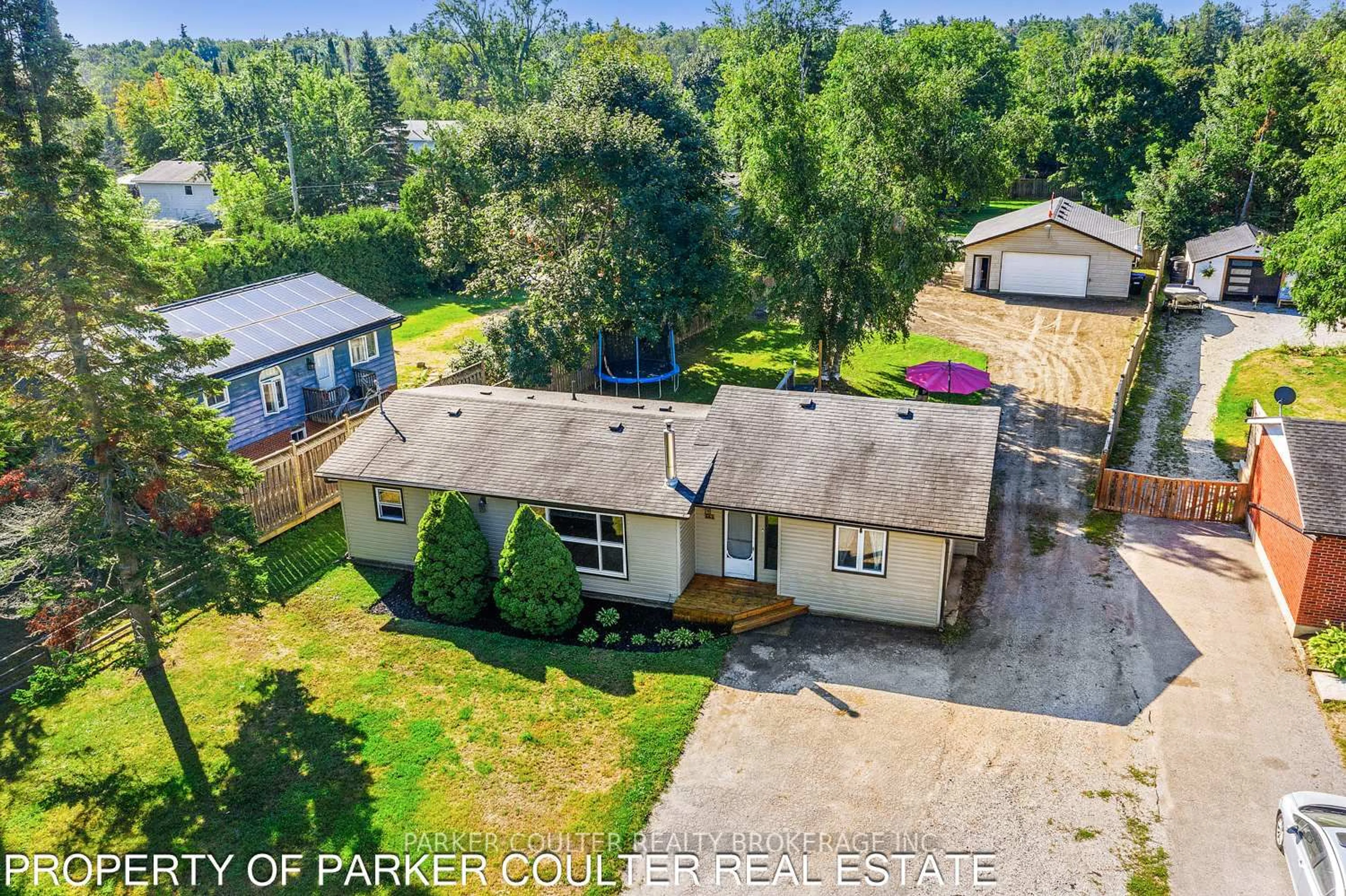 A pic from outside/outdoor area/front of a property/back of a property/a pic from drone, street for 563 Mapleview Dr, Innisfil Ontario L9S 2Z5