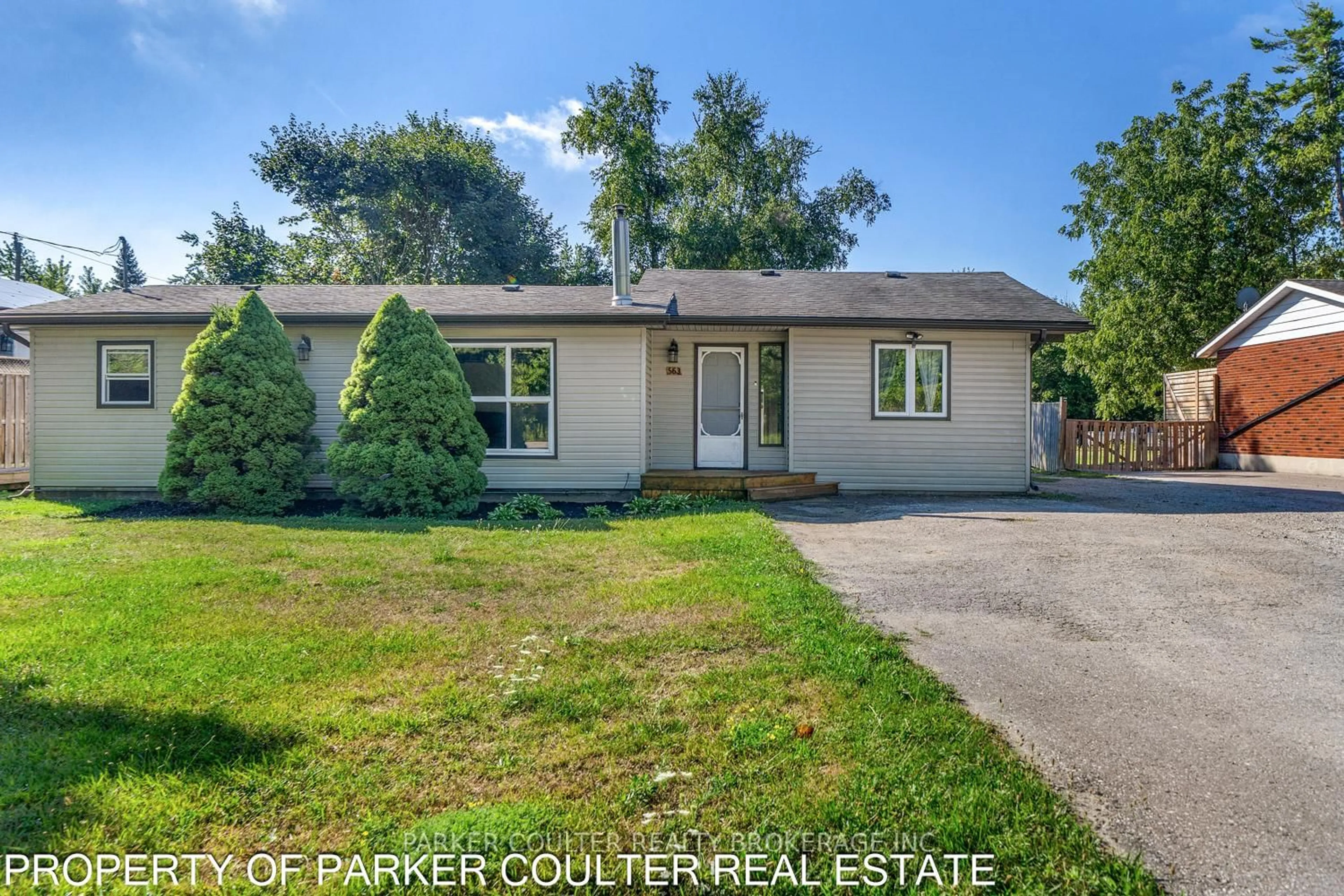 A pic from outside/outdoor area/front of a property/back of a property/a pic from drone, street for 563 Mapleview Dr, Innisfil Ontario L9S 2Z5