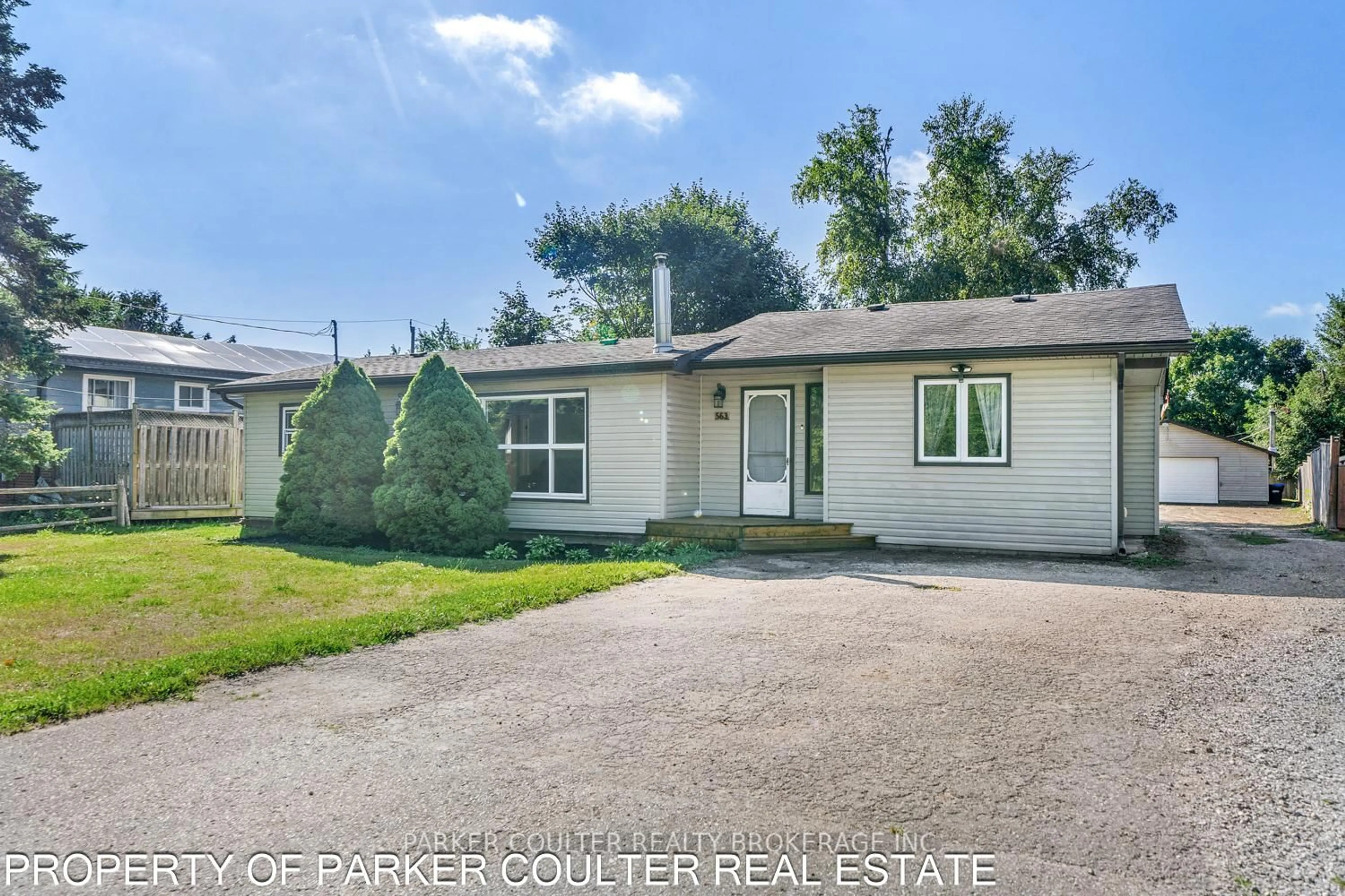 A pic from outside/outdoor area/front of a property/back of a property/a pic from drone, street for 563 Mapleview Dr, Innisfil Ontario L9S 2Z5