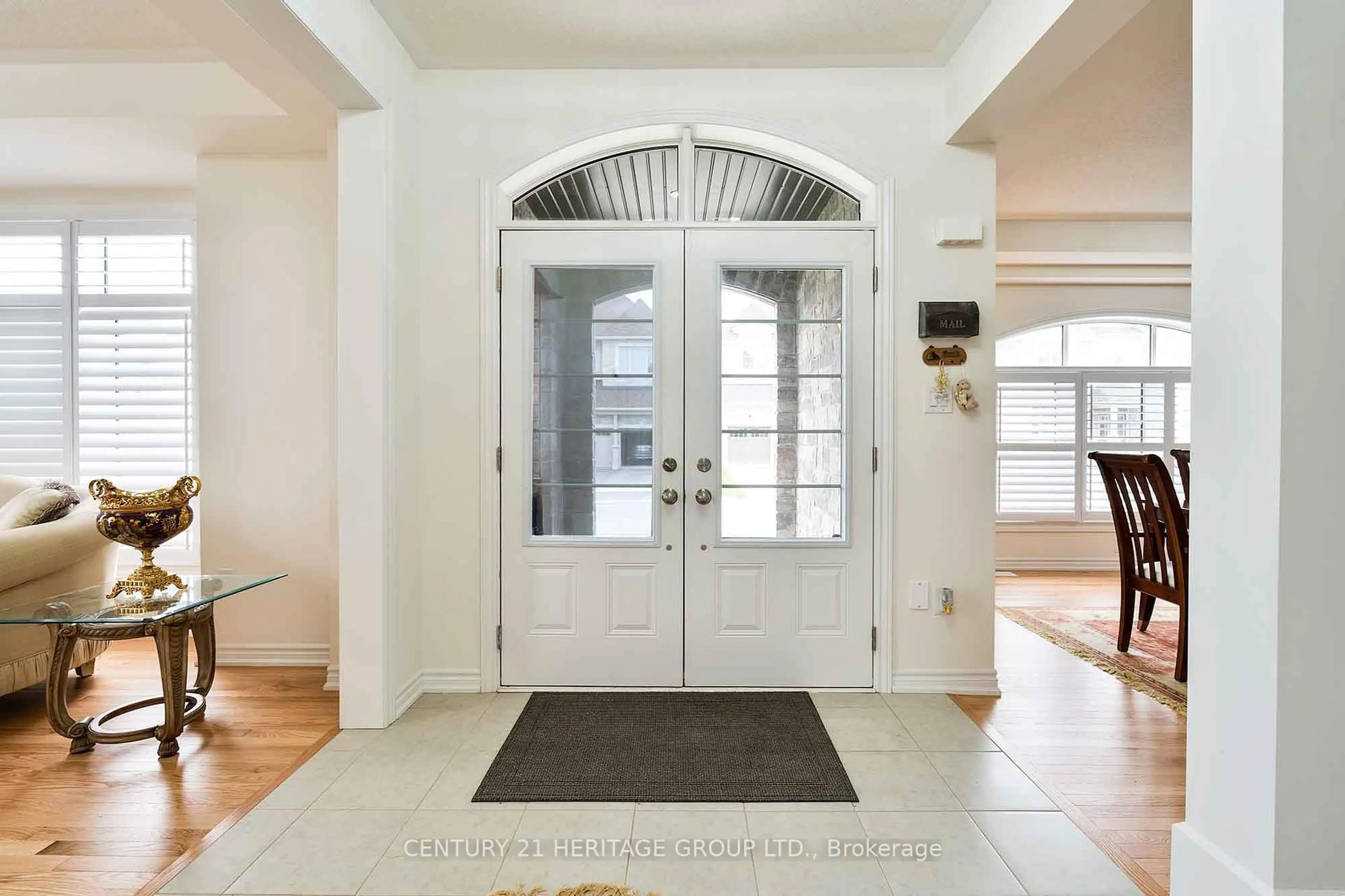 Indoor entryway for 9 Cranley Rd, East Gwillimbury Ontario L9N 0T7