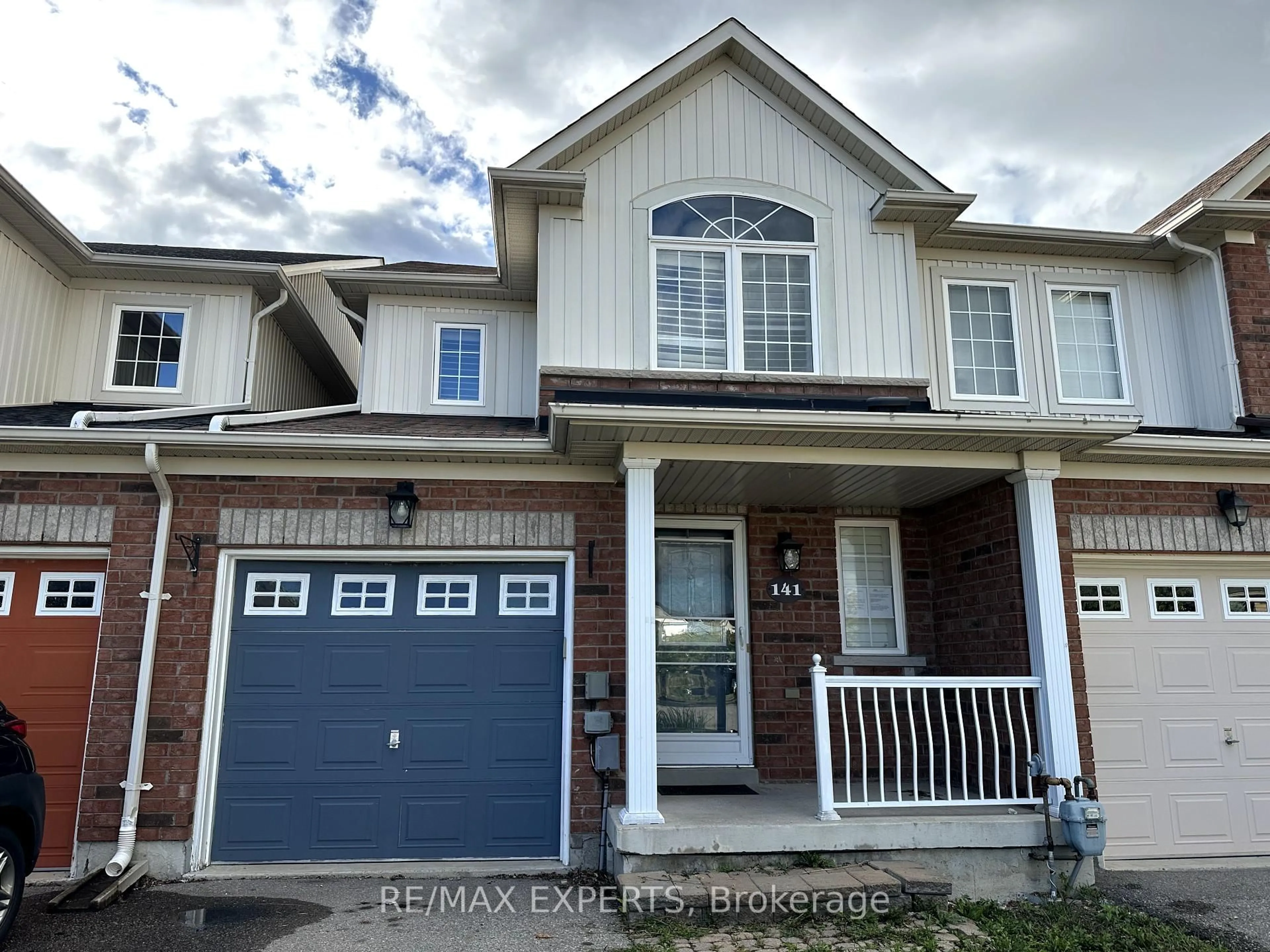 Home with vinyl exterior material, street for 141 Hammill Hts, East Gwillimbury Ontario L0G 1M0