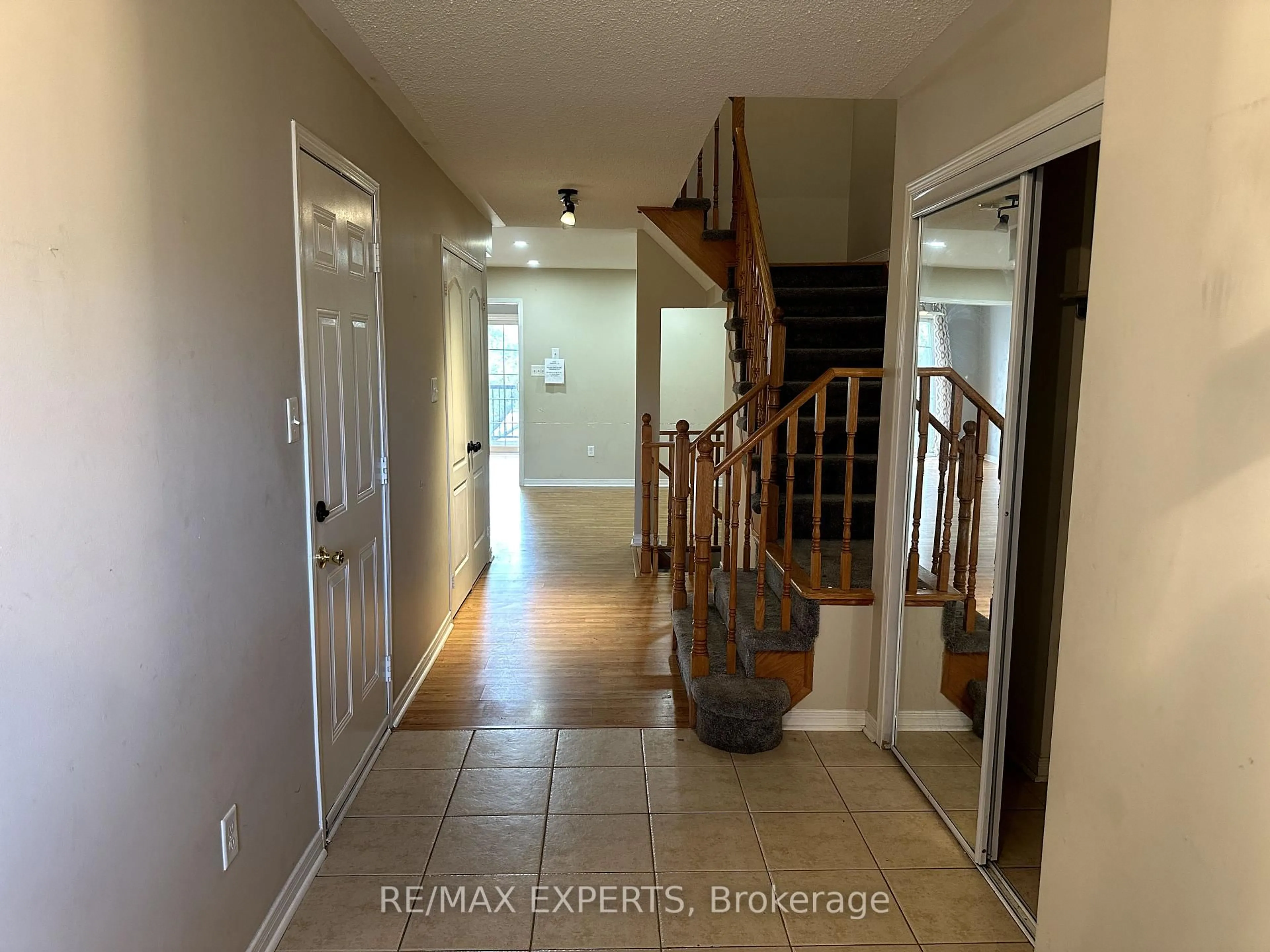 Indoor entryway for 141 Hammill Hts, East Gwillimbury Ontario L0G 1M0