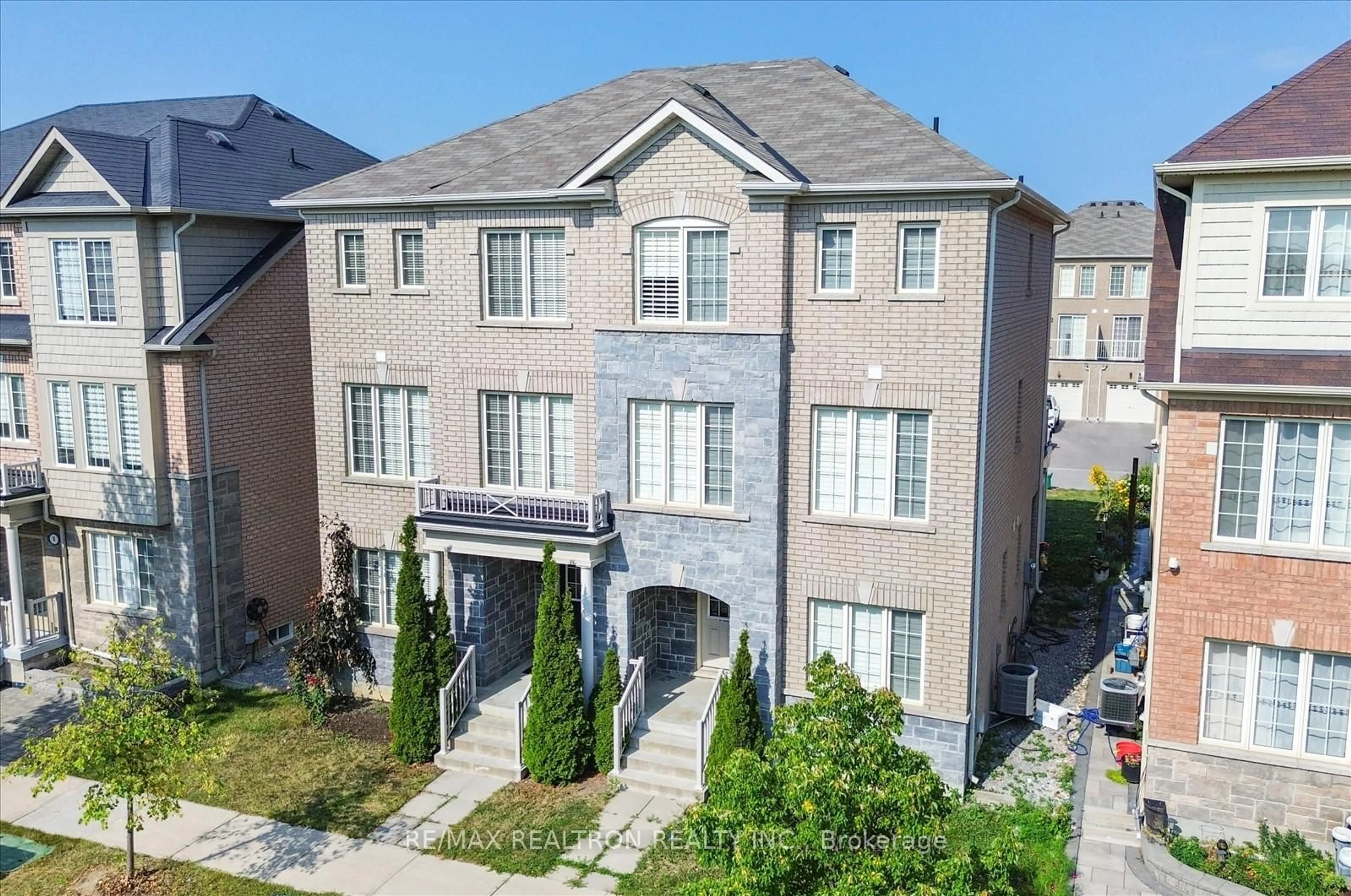 A pic from outside/outdoor area/front of a property/back of a property/a pic from drone, street for 10 Toulouse Crt, Markham Ontario L6B 1J5