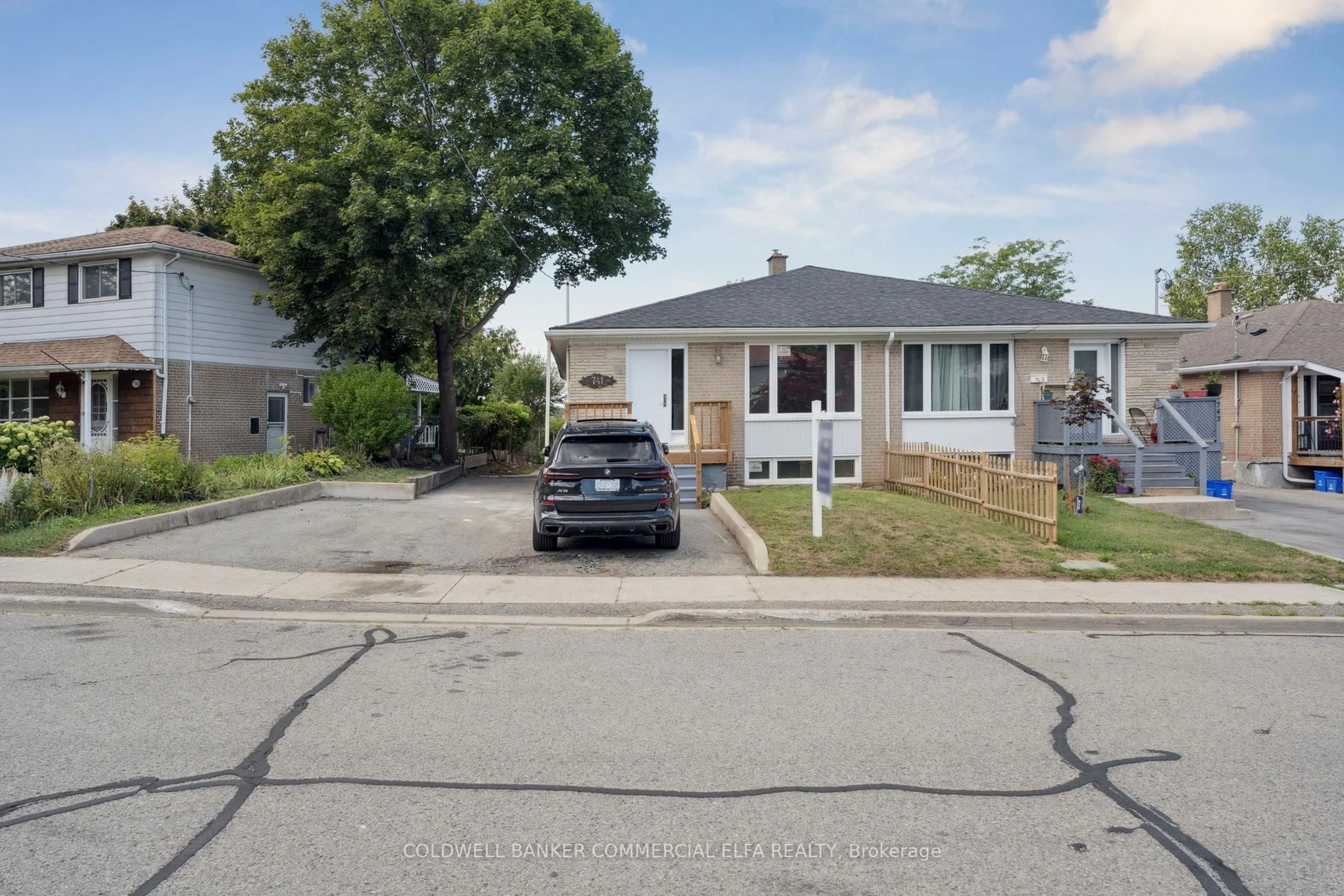A pic from outside/outdoor area/front of a property/back of a property/a pic from drone, street for 741 Sunnypoint Dr, Newmarket Ontario L3Y 2Z7