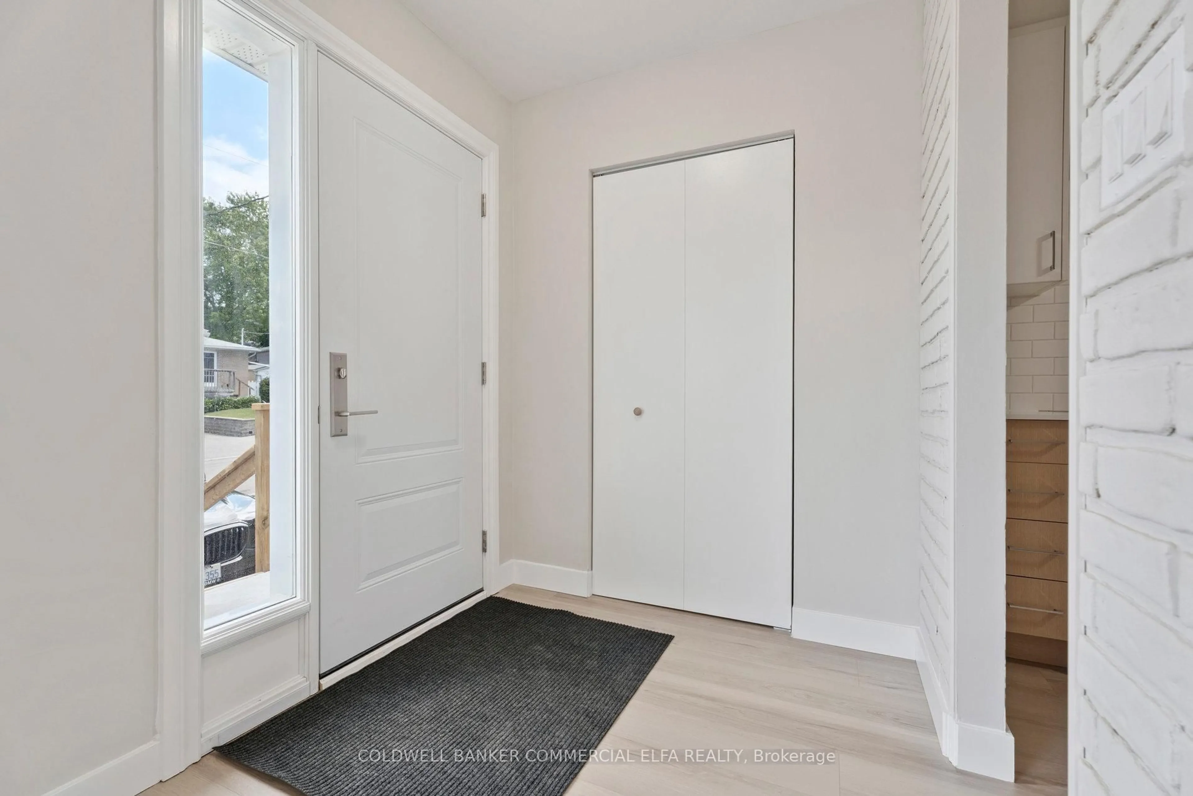 Indoor entryway for 741 Sunnypoint Dr, Newmarket Ontario L3Y 2Z7