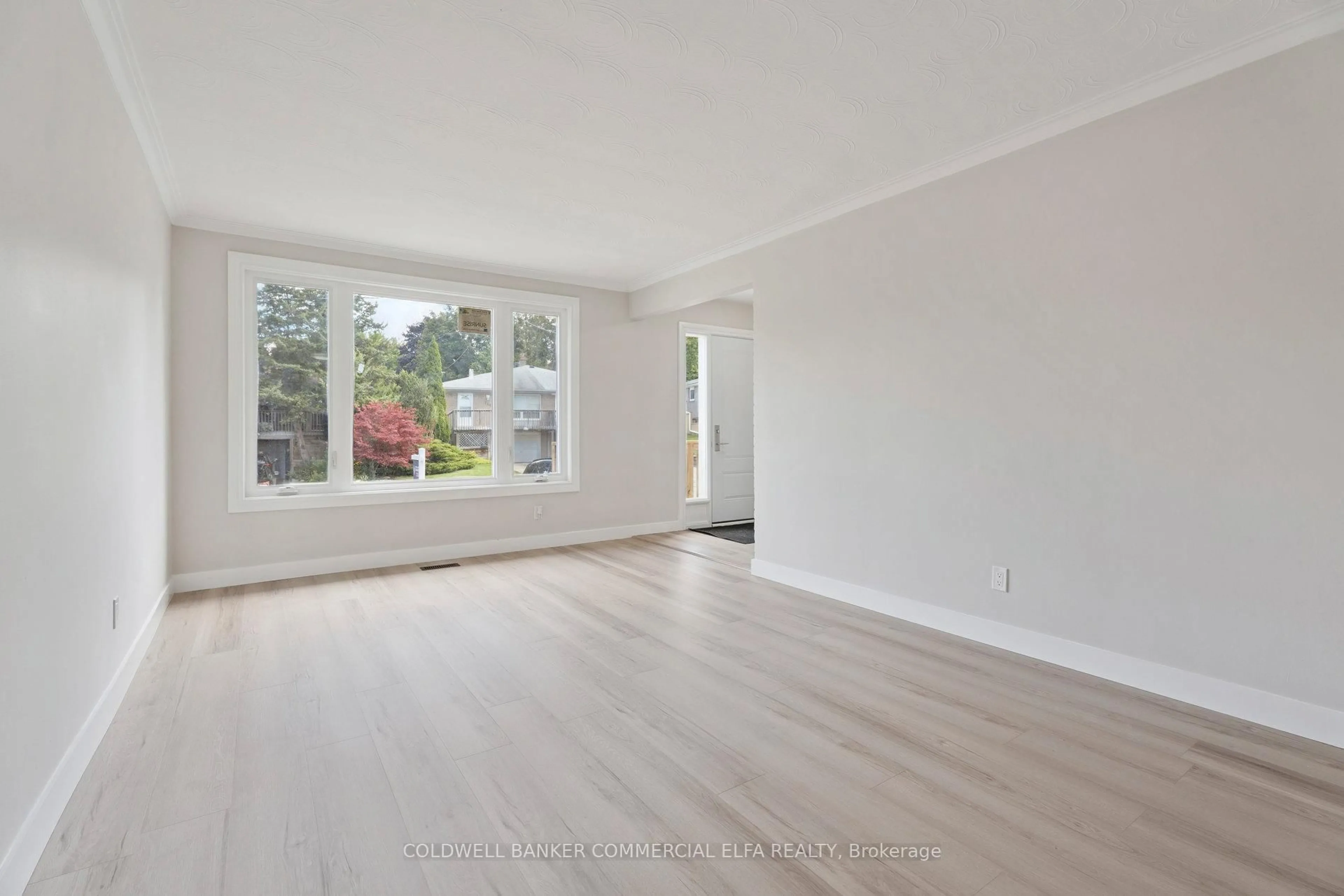 A pic of a room for 741 Sunnypoint Dr, Newmarket Ontario L3Y 2Z7