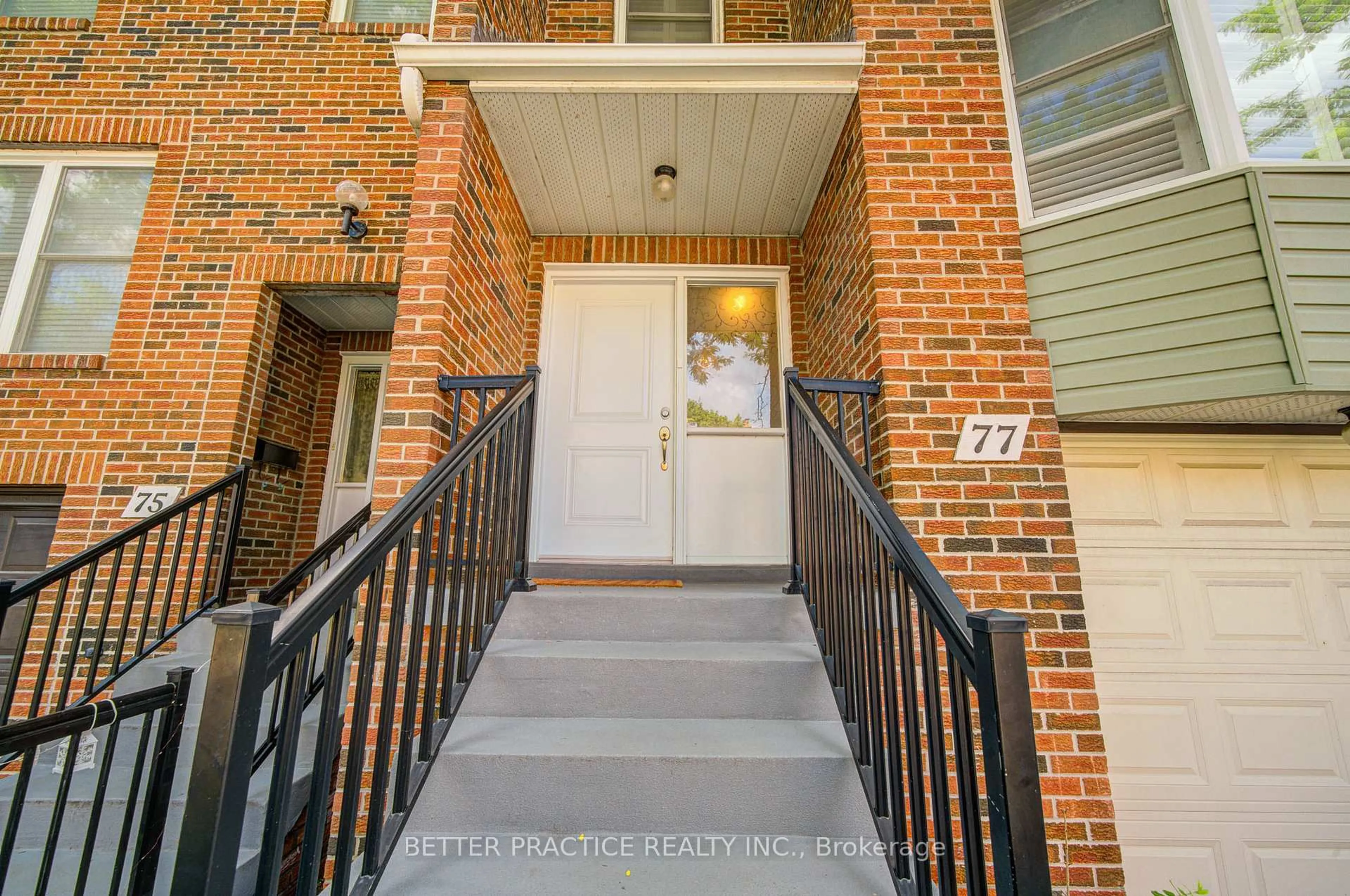 Indoor entryway for 77 Nottinghill Rd, Markham Ontario L3T 4Y3
