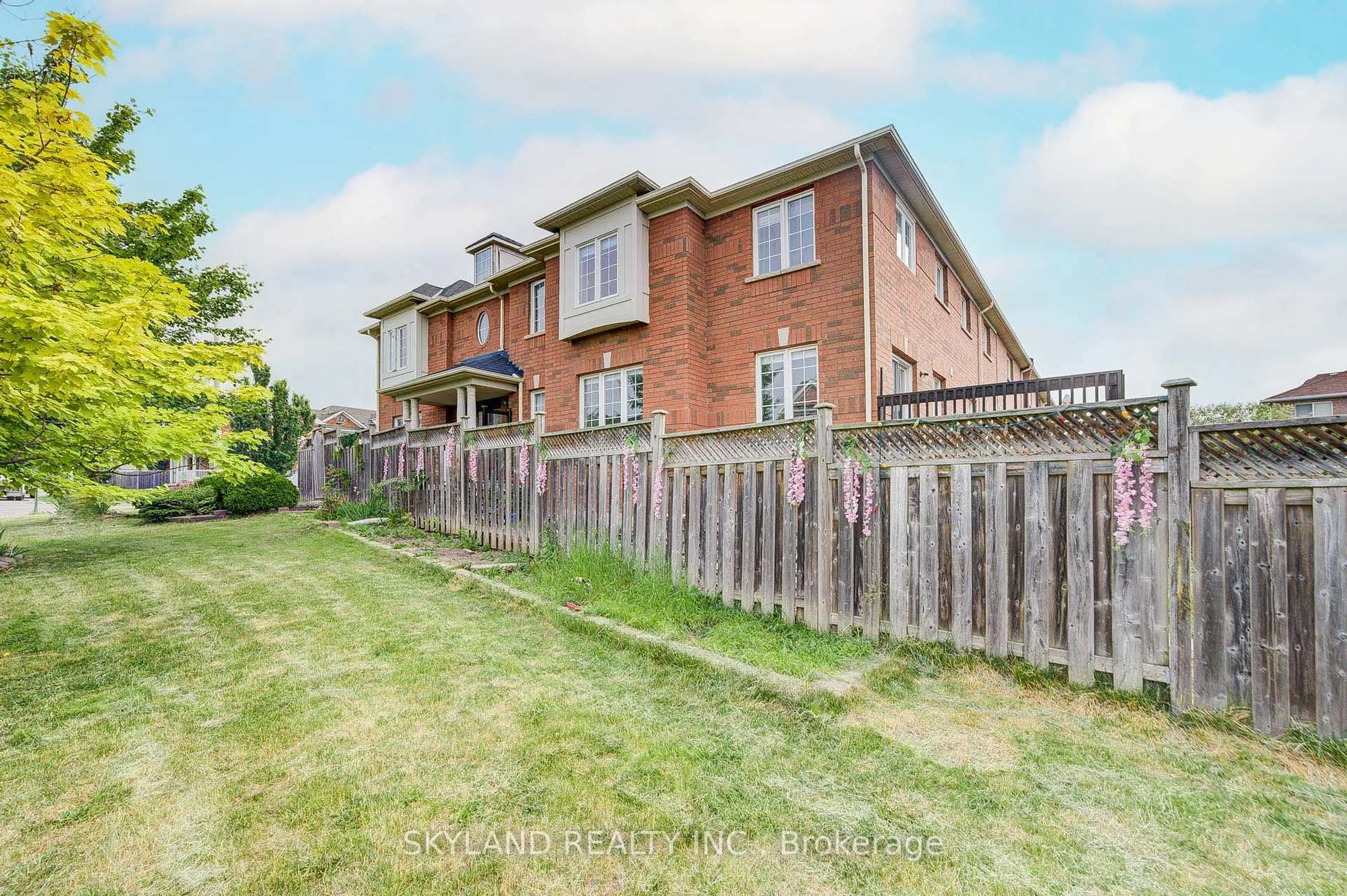 A pic from outside/outdoor area/front of a property/back of a property/a pic from drone, street for 5 Patullo Ave, Richmond Hill Ontario L4S 2S8