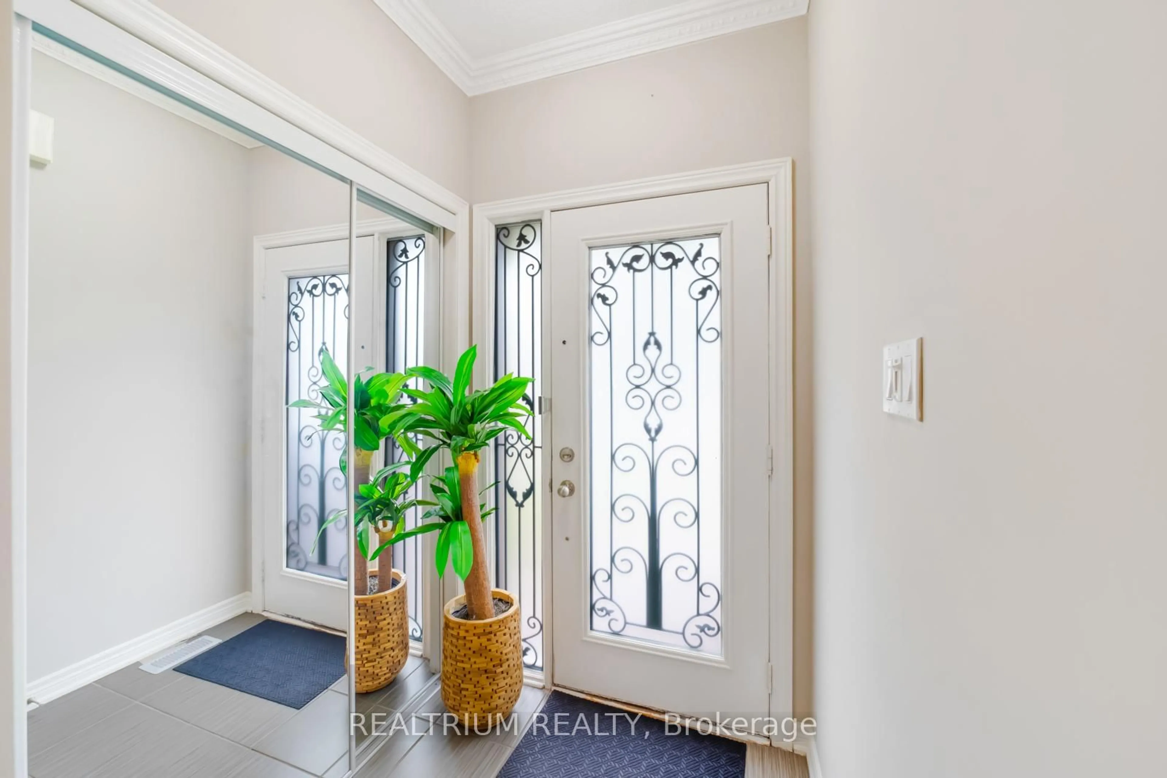 Indoor entryway for 282 Sandale Rd, Whitchurch-Stouffville Ontario L4A 0Y4