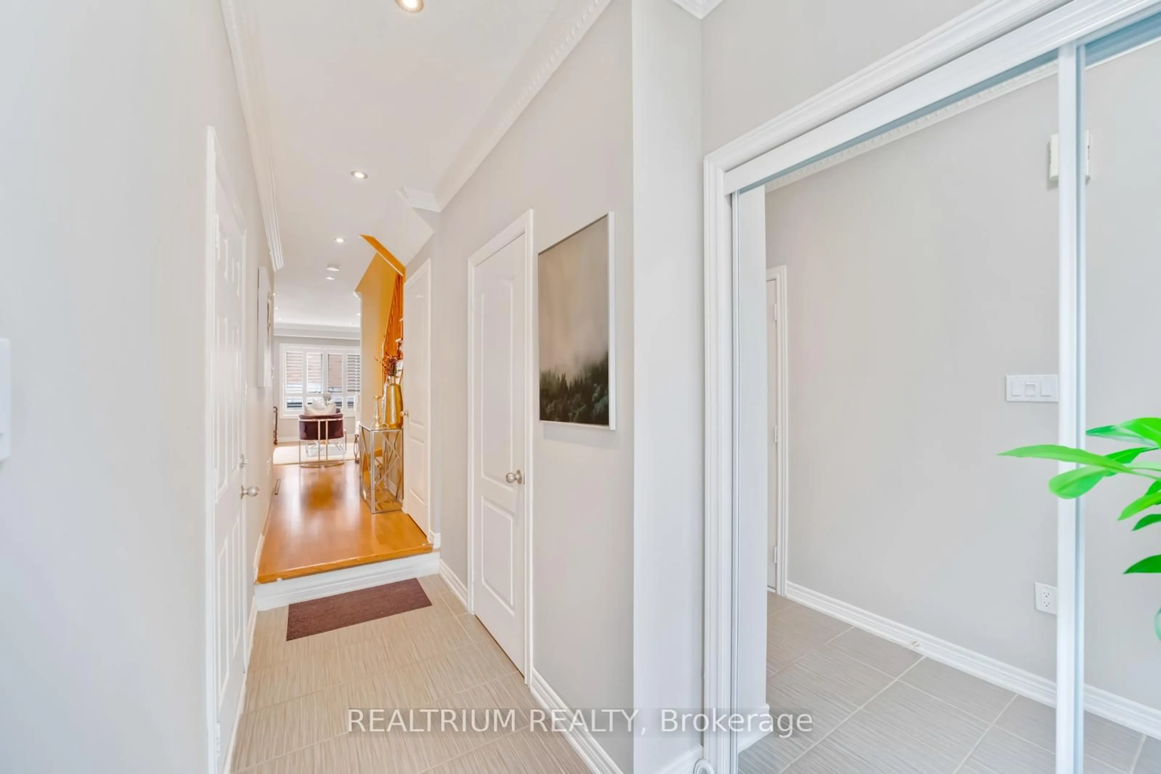 Indoor entryway for 282 Sandale Rd, Whitchurch-Stouffville Ontario L4A 0Y4