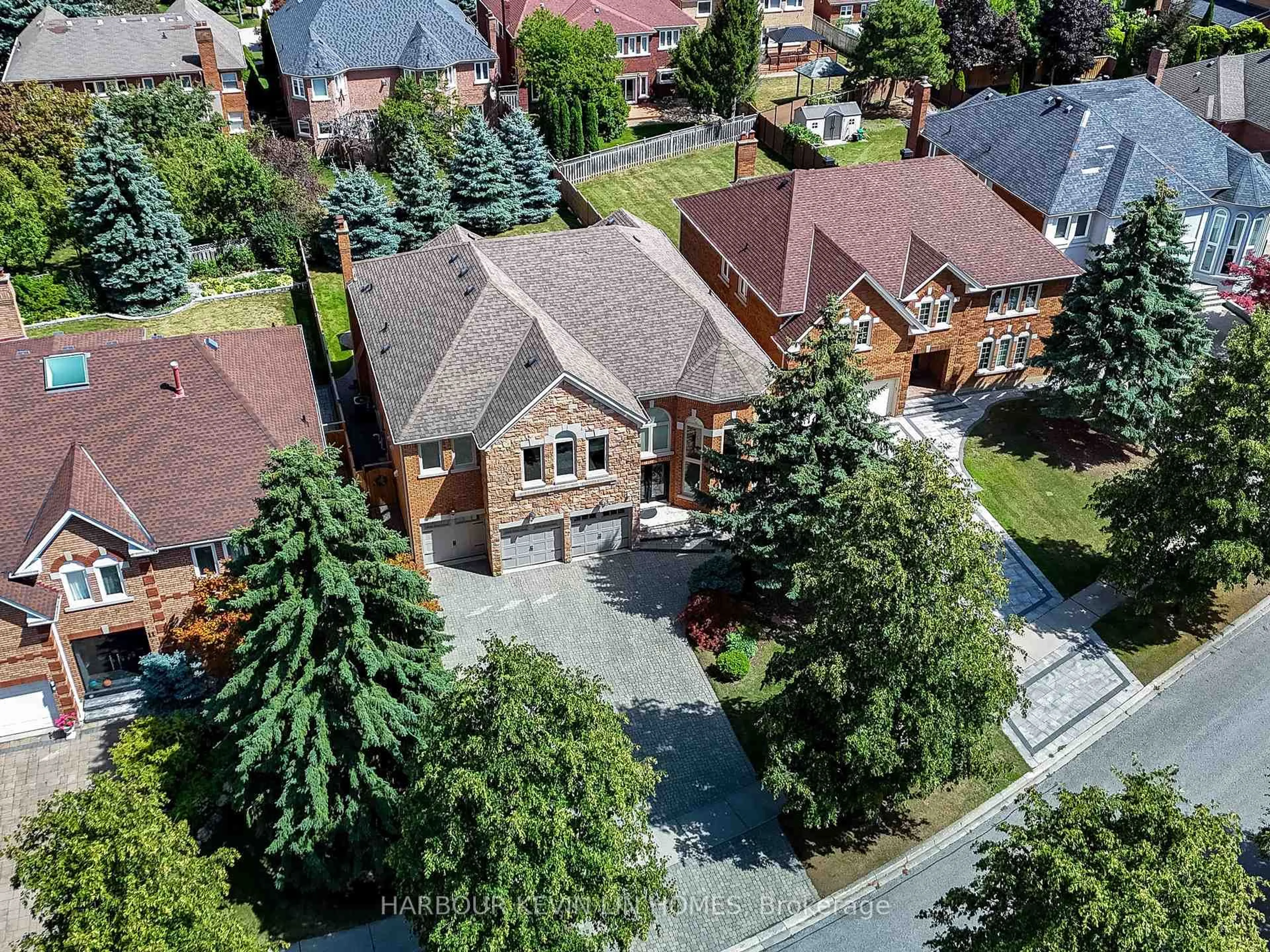 A pic from outside/outdoor area/front of a property/back of a property/a pic from drone, street for 9 Dalewood Dr, Richmond Hill Ontario L4B 3C3