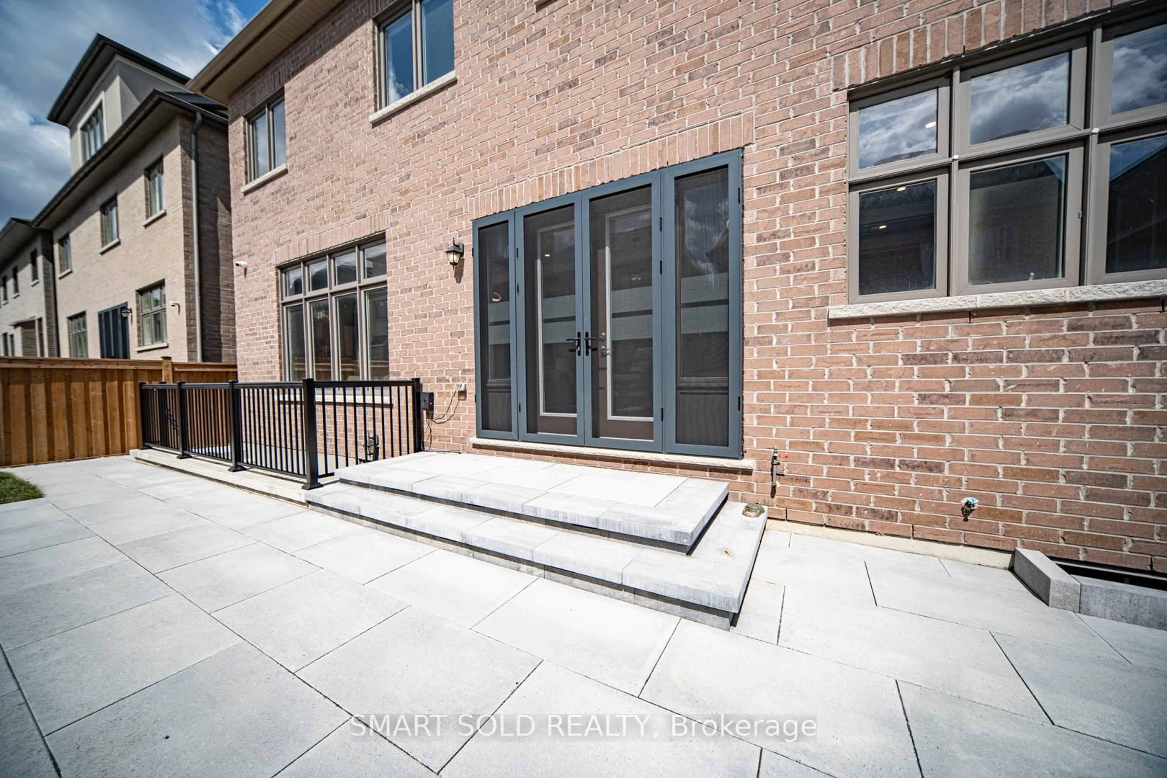 Patio, street for 189 Hillsview Dr, Richmond Hill Ontario L4C 4L8
