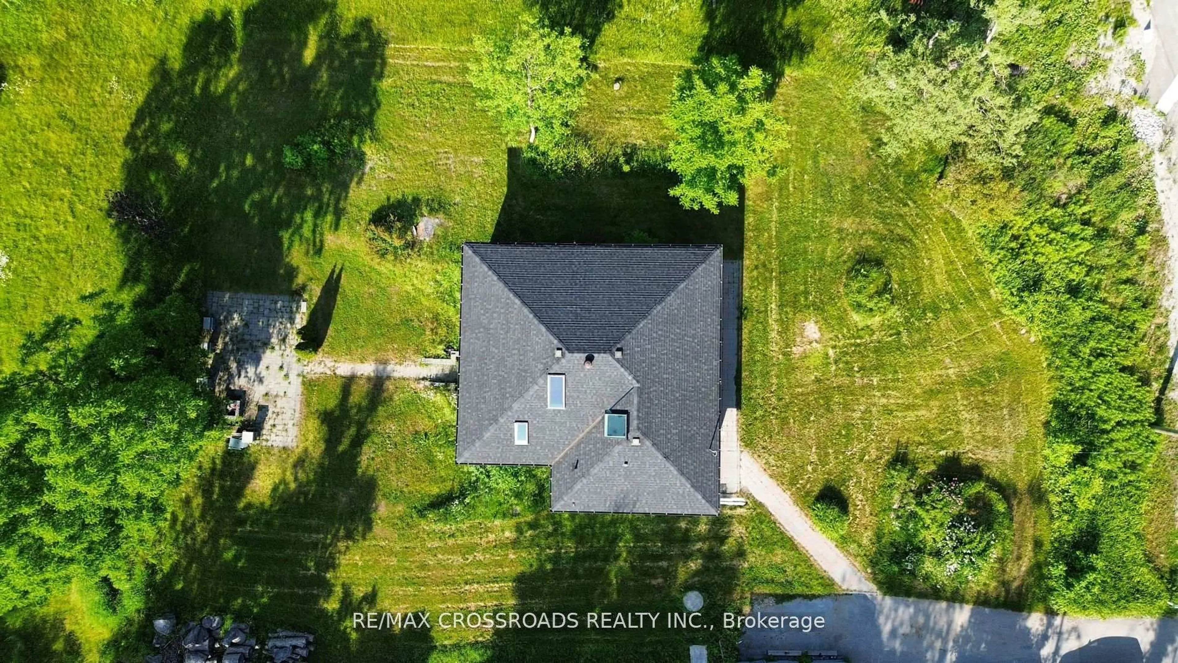 A pic from outside/outdoor area/front of a property/back of a property/a pic from drone, unknown for 7118 yonge St, Innisfil Ontario L9S 4P3