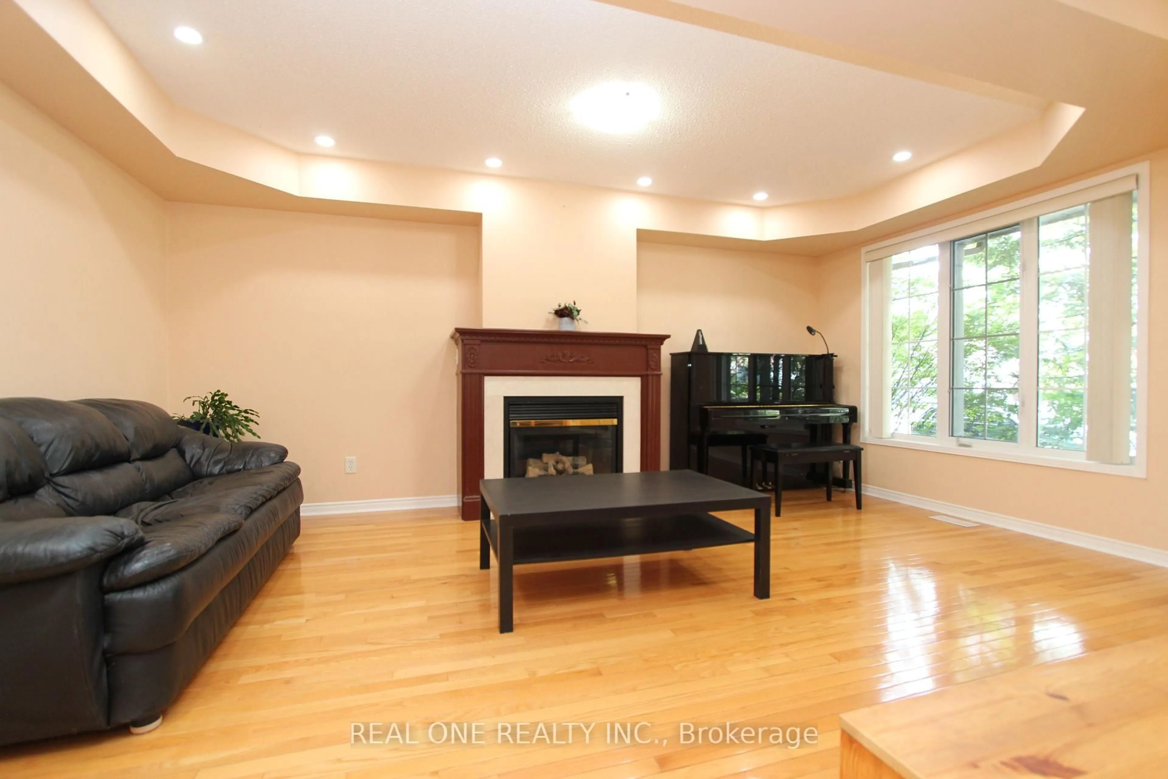 Living room with furniture, wood/laminate floor for 51 Forest Run Blvd, Vaughan Ontario L4K 5J7