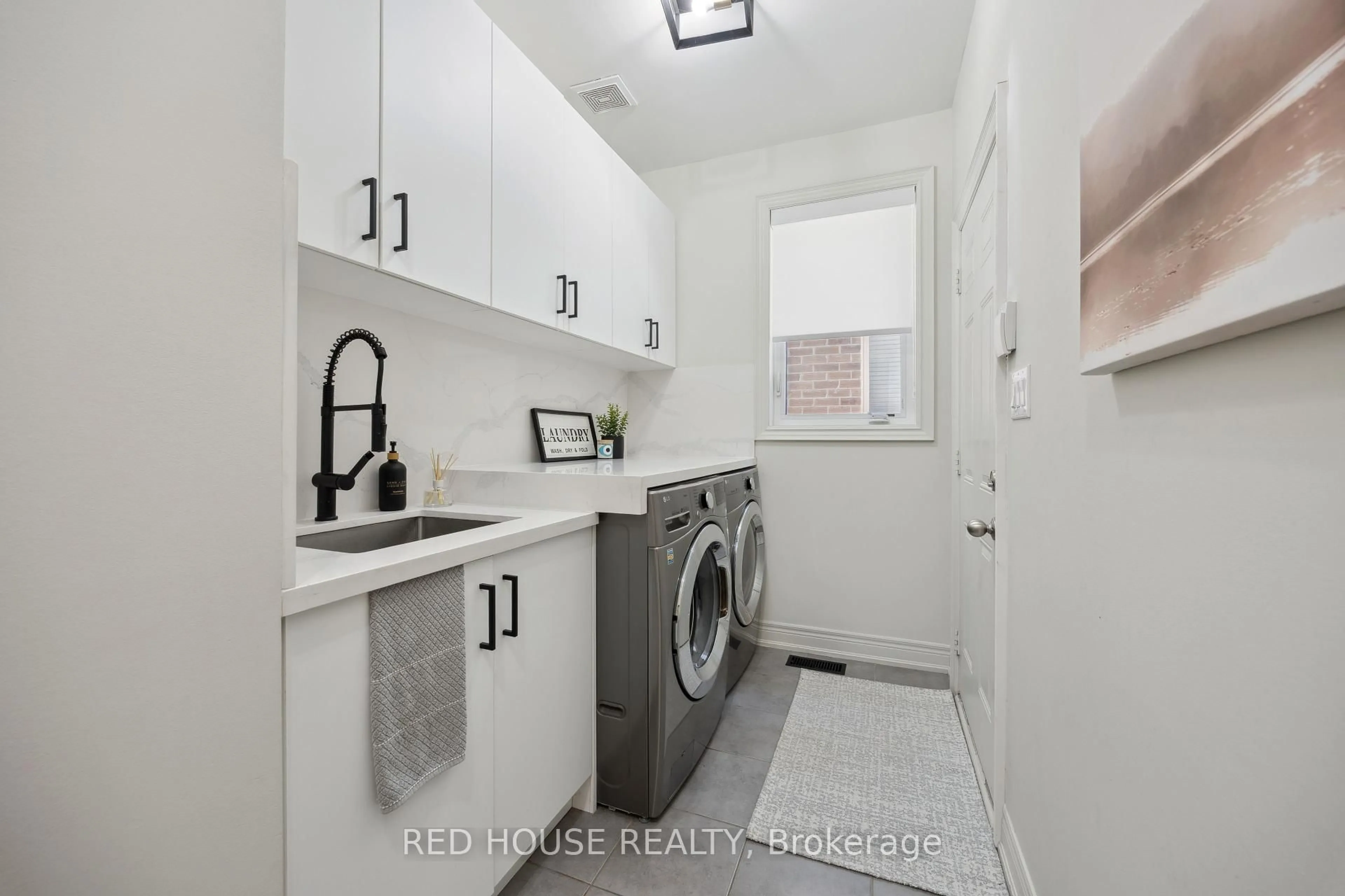 Laundry room for 74 Mcdonnell Cres, Bradford West Gwillimbury Ontario L3Z 0S7