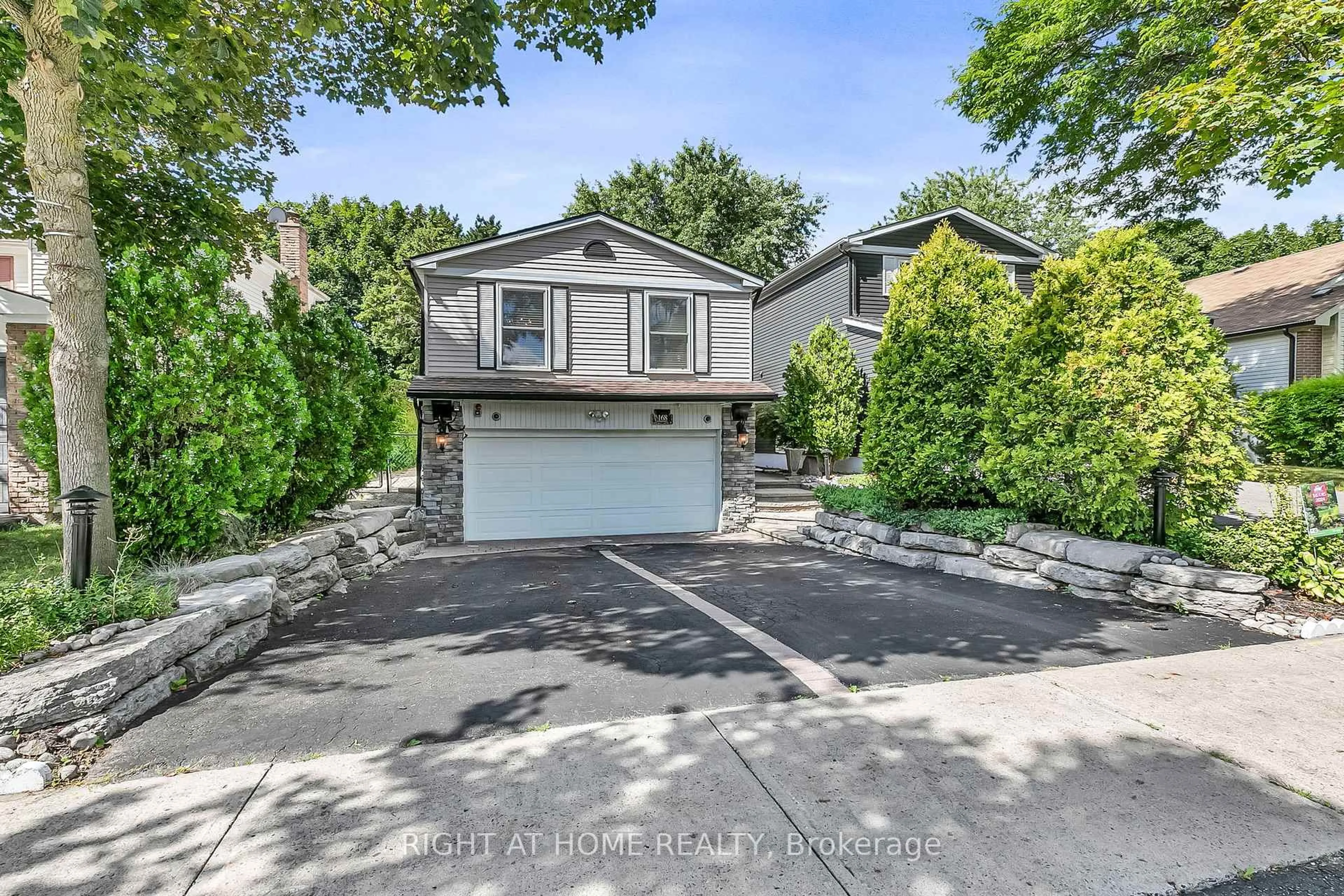 A pic from outside/outdoor area/front of a property/back of a property/a pic from drone, street for 168 Springhead Gdns, Richmond Hill Ontario L4C 5C6