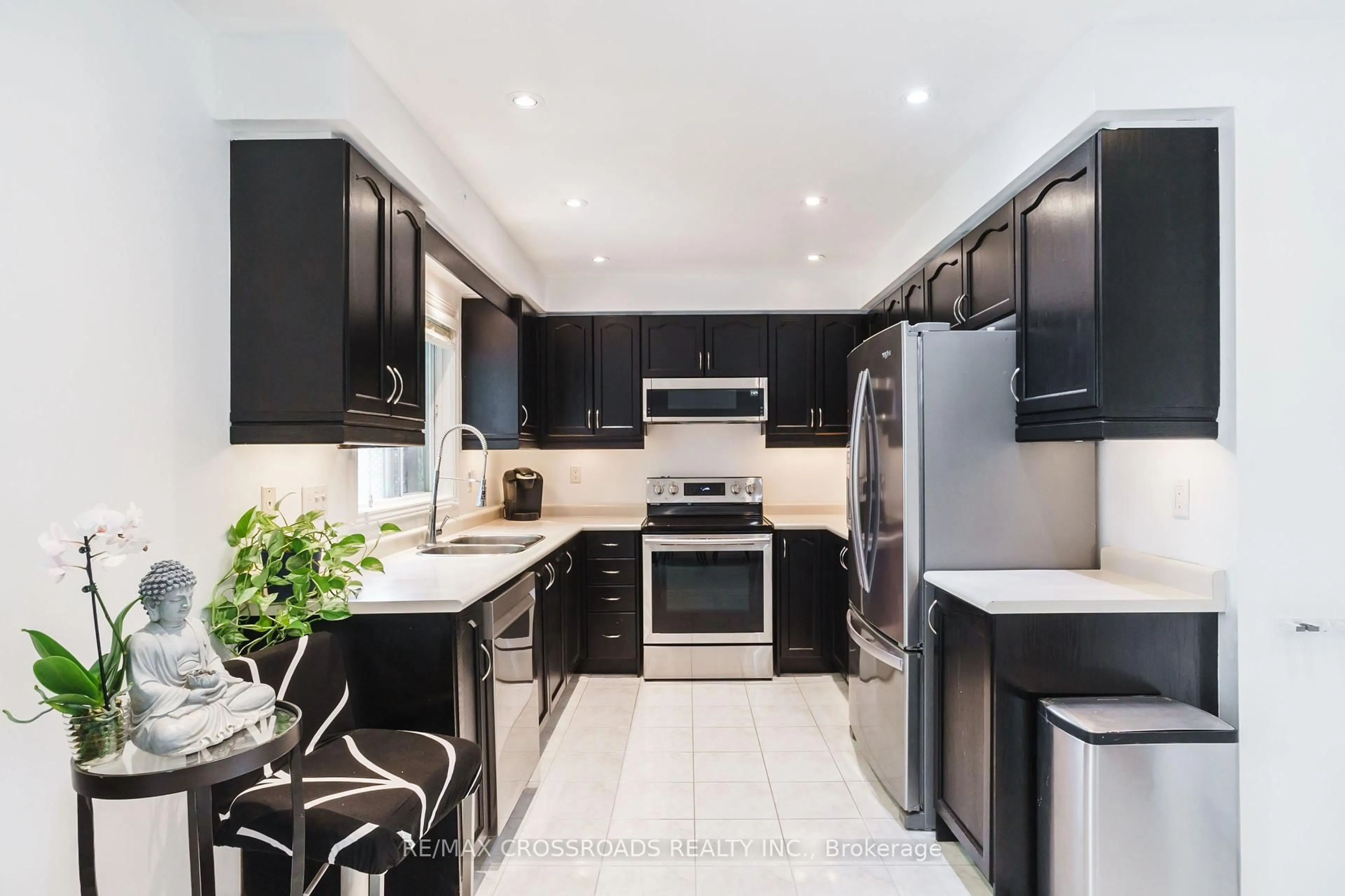 Contemporary kitchen, ceramic/tile floor for 619 Walpole Cres, Newmarket Ontario L3X 2B5