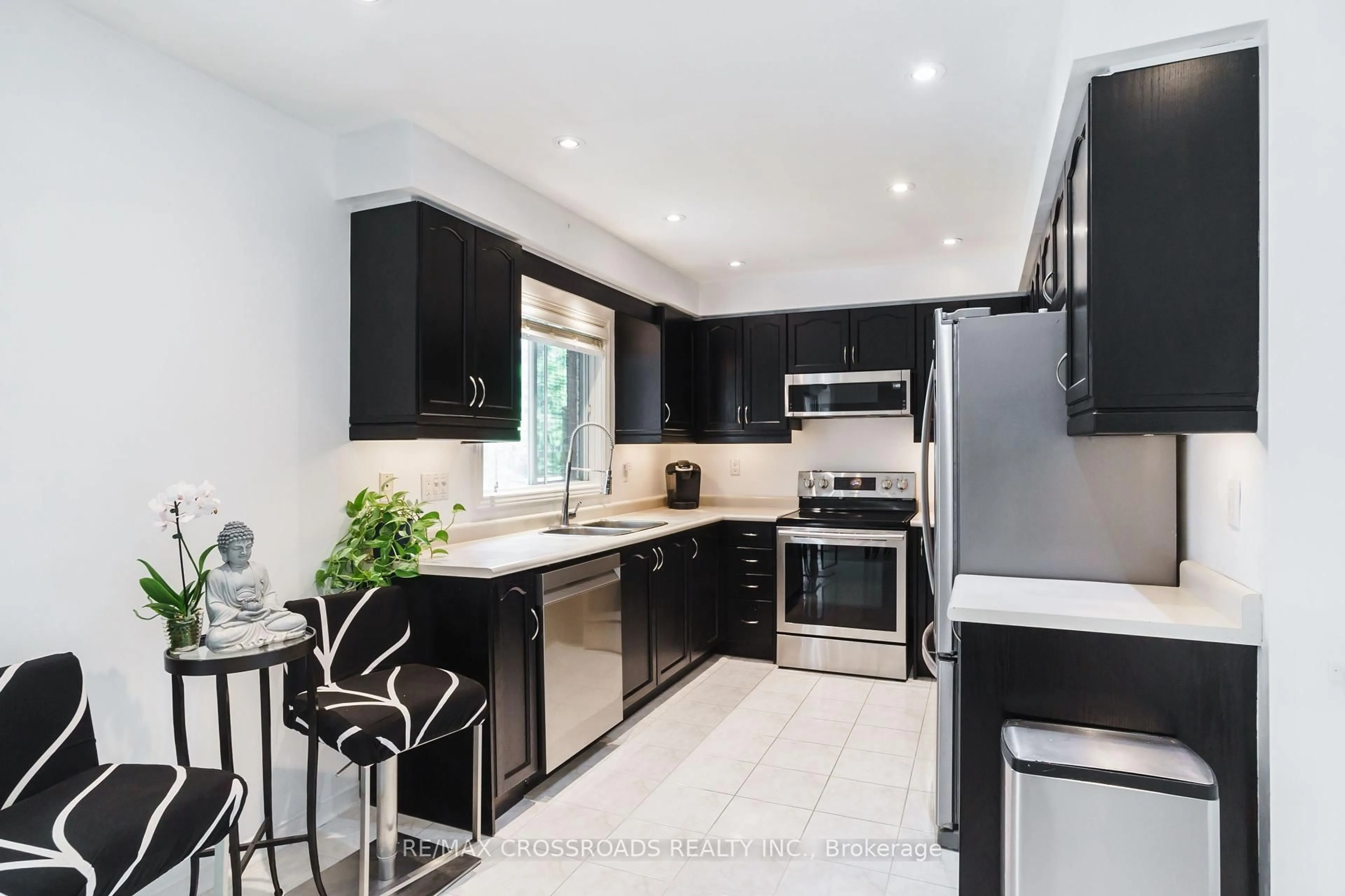 Contemporary kitchen, ceramic/tile floor for 619 Walpole Cres, Newmarket Ontario L3X 2B5